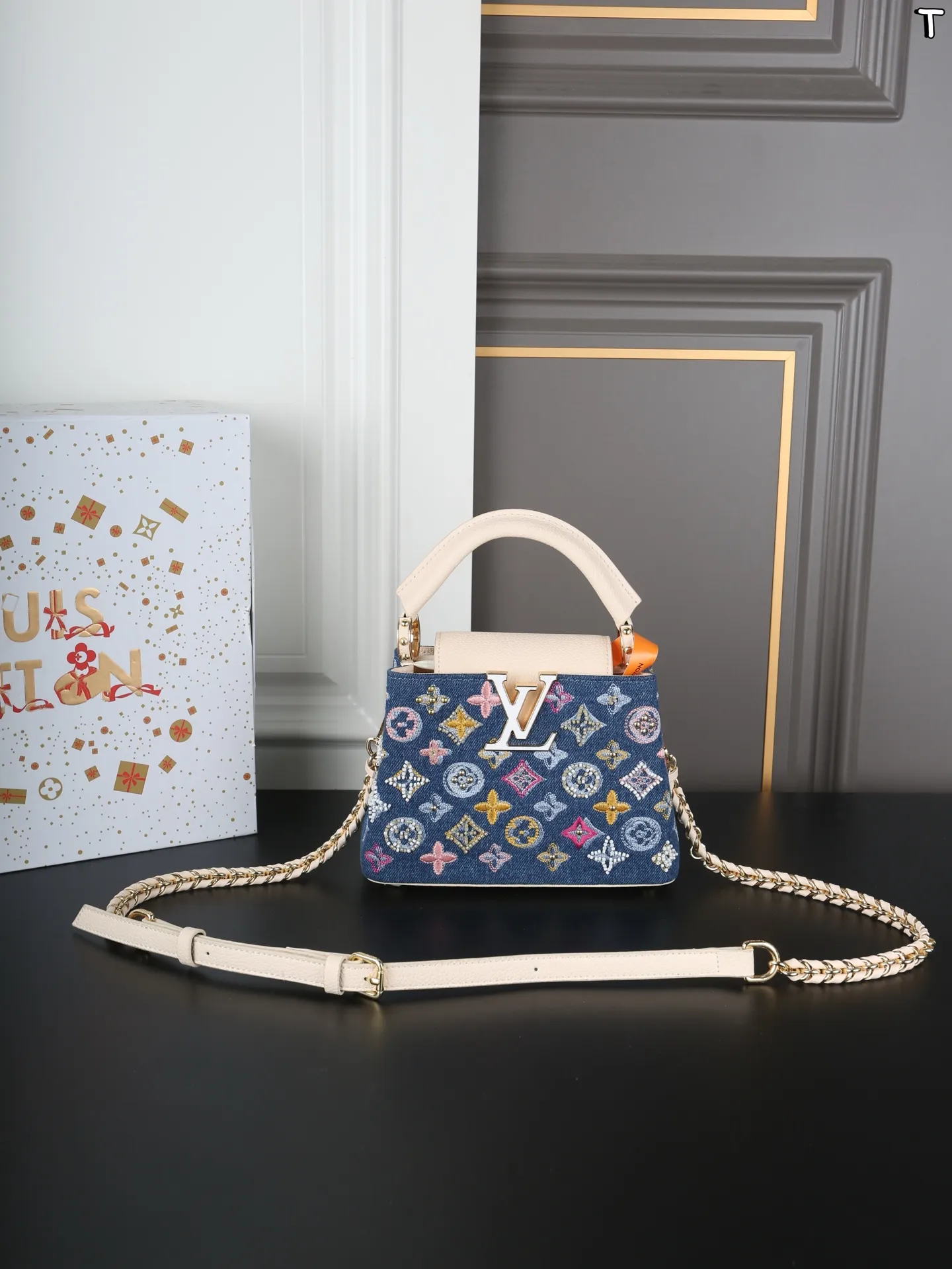 大P220 折叠盒 小P215 折叠盒 LV Capucines 珐琅logo 丹宁牛仔布 卡普辛手提包 单肩斜挎手提包 LV牛仔系列永远都不会出错的好看 太爱这款小牛仔包啦 经典包型别错过～ 白贝母标高级感满满 尺寸：27&times;18/20&times;13.5