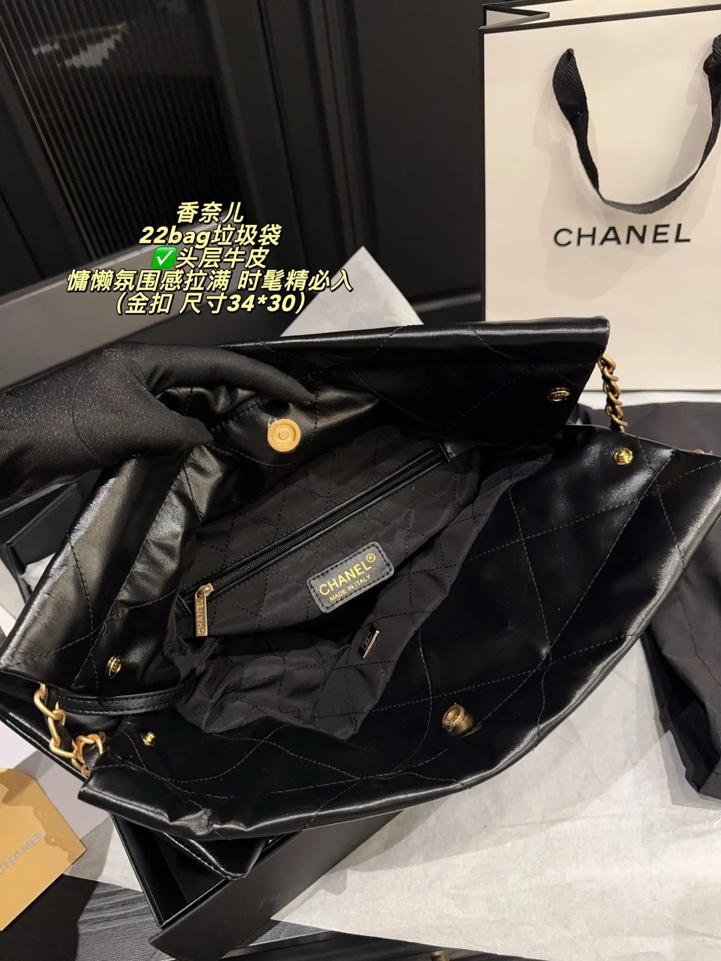 ✅头层牛皮 P315全套包装⚠️尺寸34*30 香奈儿 CHANEL 22bag垃圾袋 慵懒氛围感拉满设计融合了时尚与现代元素 展现出别样的可爱和时髼啦～只是看着就感受到活力四射啦～金属配皮logo 点缀其中，展现出一种低调而不失华丽的风格大金币的点缀，则洋溢着复古而高贵的氛围女孩子背上它简直超显气质哒