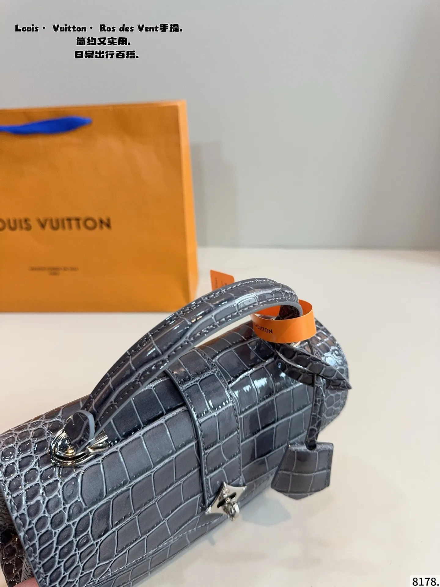 p180p170配礼盒🎁. LV Capucines bb 手提包 今年最多明星街拍的LV包包你能想到哪些款式呢？恐怕大多女性都会把目光锁定到柔软的荔枝纹Taurillon系列吧，因为全都是高端之选，无论是休闲商务都是最有品味的，Capucines bb 设计很有亮点，几乎是人见人爱的，在明星街拍中也最常见到，范冰冰、高圆圆等明星都是它的忠粉呢，尺寸小巧的迷你包，比起大号要显得甜美许多，尺寸：大号27*9*18/20*7*13cm