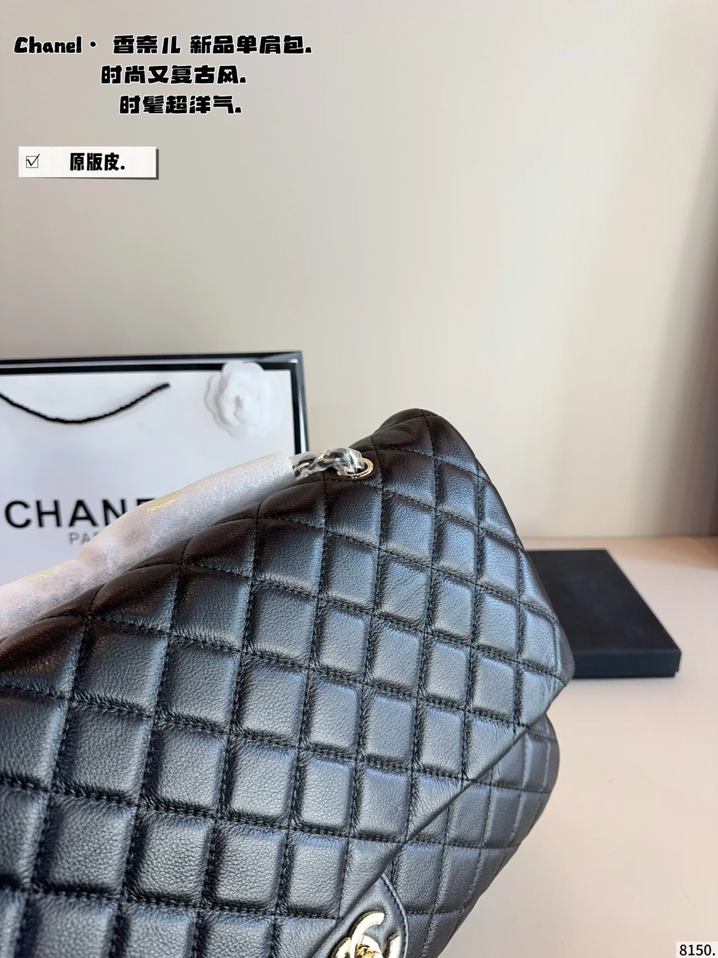 p310 香奈儿外缝线 机场包.好喜欢这种手工缝制感 菱格交错的缝线， 织于柔软的CF表面， 手工痕迹更凸显， 也保留了香奈儿标志元素， 越用越有味道，越旧越有味道尺寸/39*11*27cm