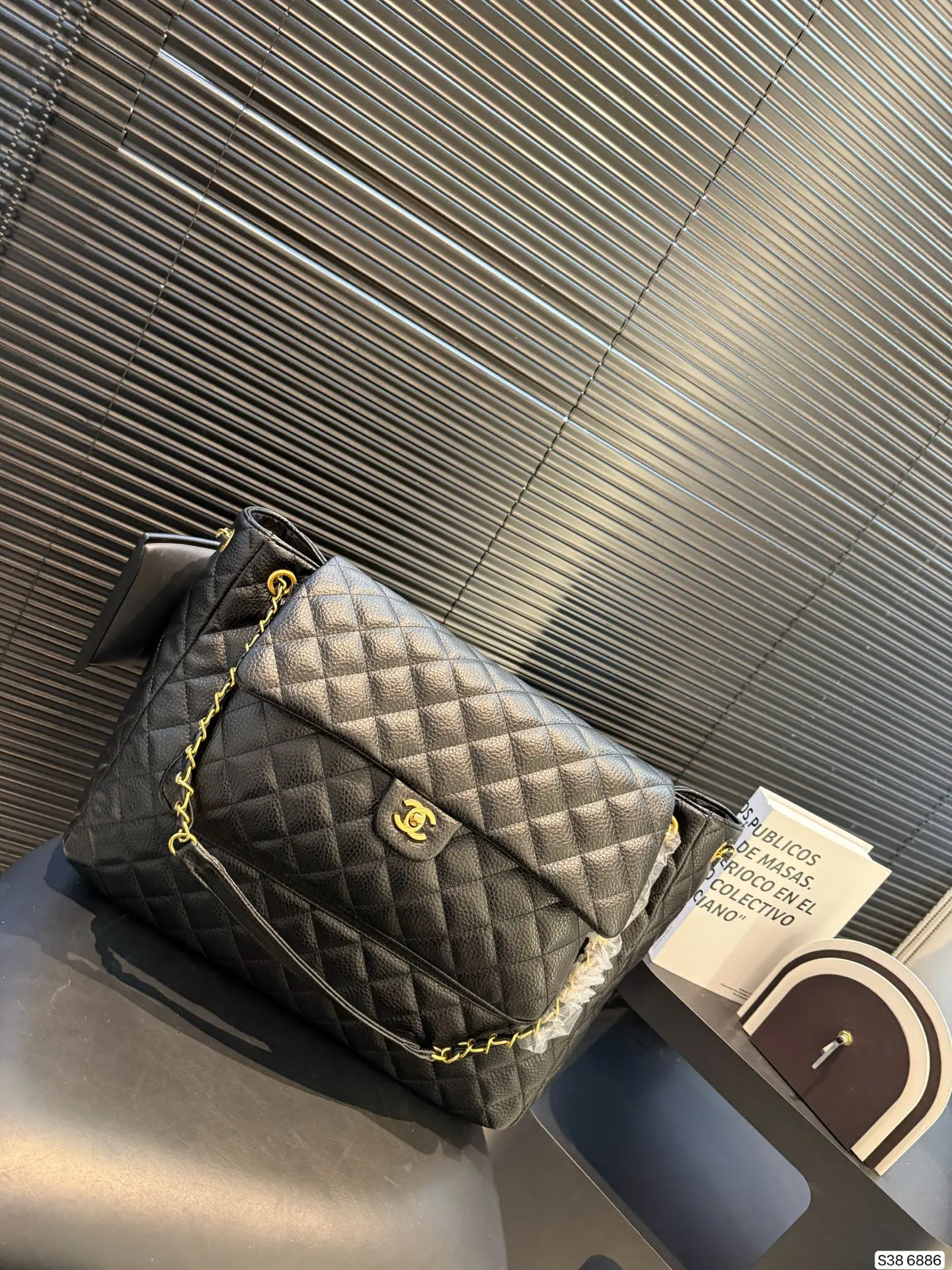 P240牛皮香奈儿要帅起来 一只Chanel就够了! 🖤Chanel黑银 口袋大tote 很特别的款~ 可以单肩/斜挎/流浪 容量很大 牛皮很耐造 尺寸42 31 货号6886