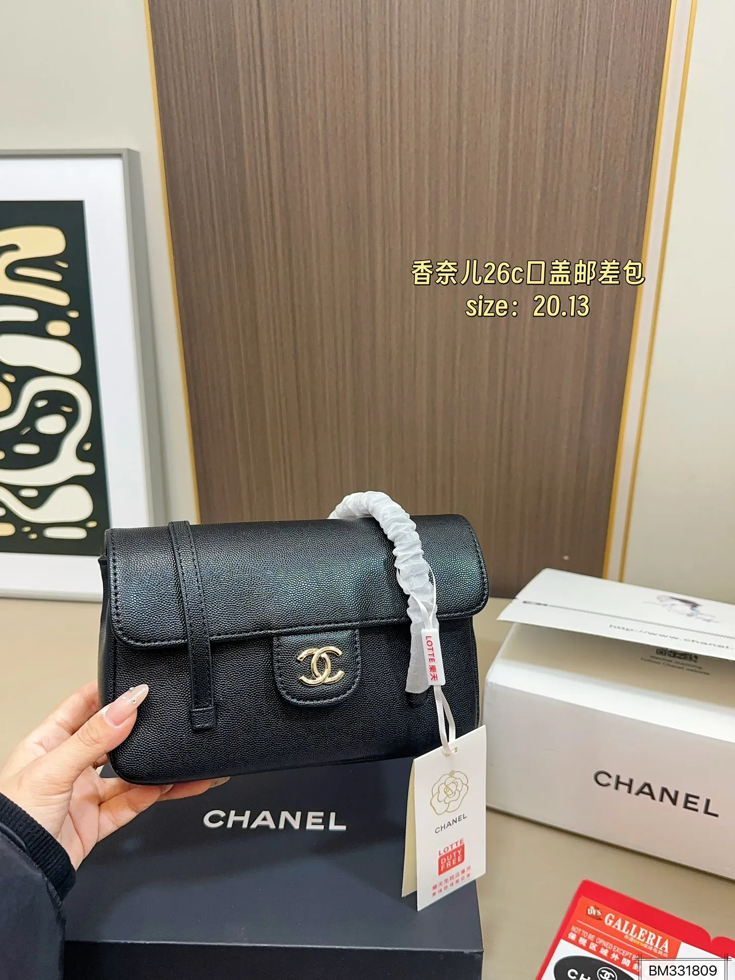 💰125(折叠盒飞机盒) 尺寸20×13 Chanel 香奈儿26c口盖邮差包 鱼子酱皮料颗粒感自带高级 比起链条款皮肩带更加舒适 双c logo小号隐藏按扣开合 又酷又时髦,慵懒又随性!