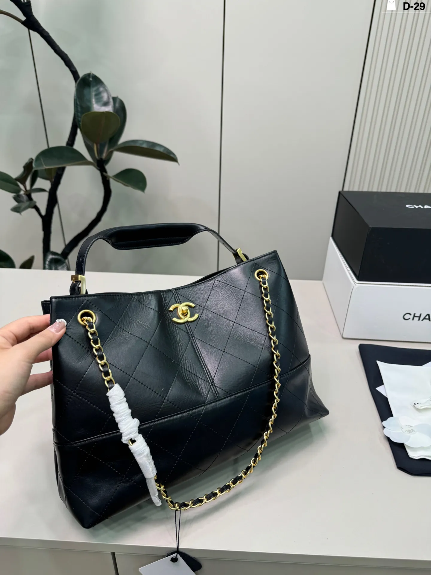 💰p270(羊皮) D-29尺寸34×25折叠盒 CHANEL香奈儿25A黑金全皮Hobo包 容量超大,通勤日常都能装下文件,电脑等物品。 实用又时髦,是香奈儿热门款,专柜常断货