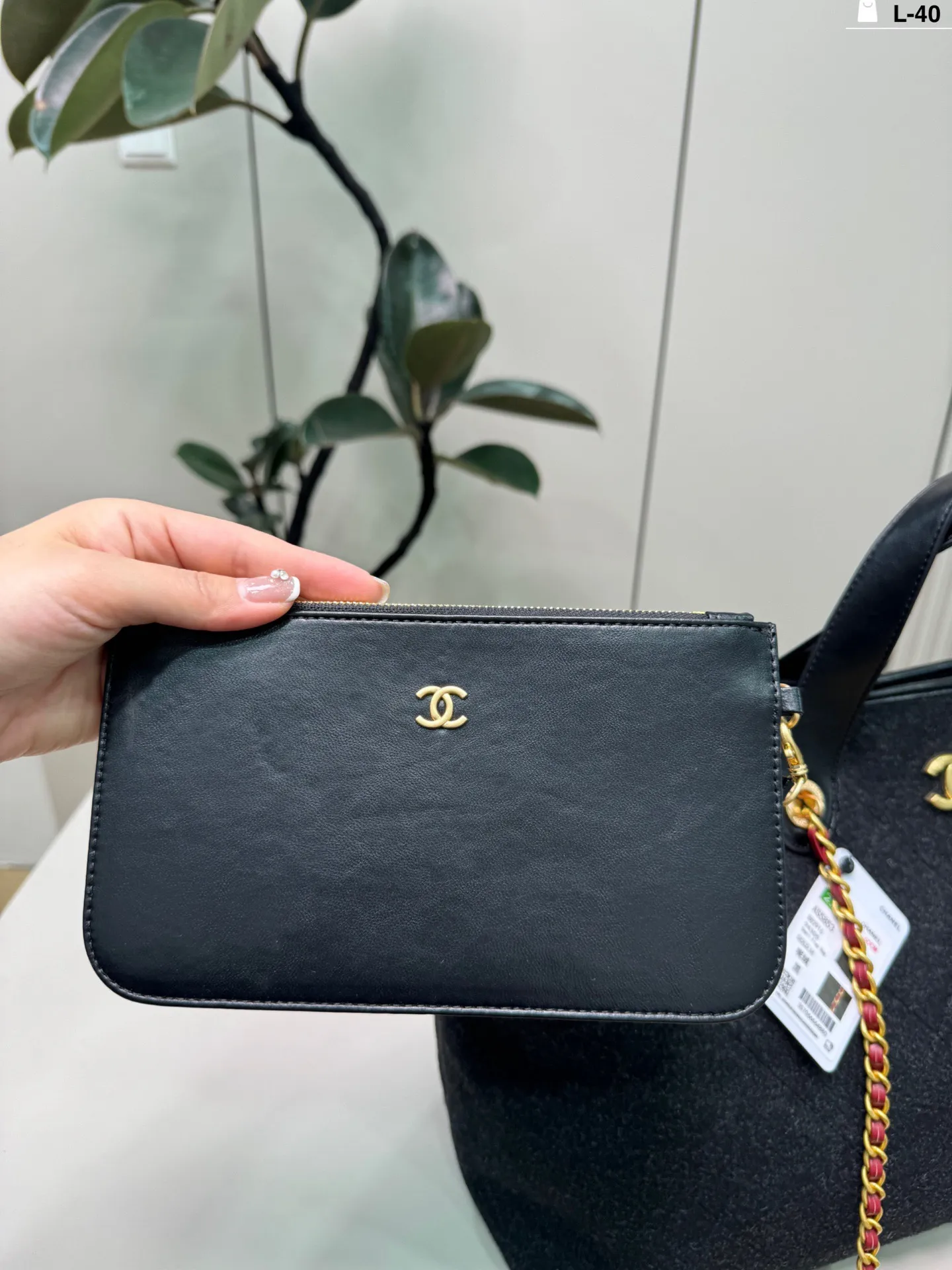 💰p220(配挂件) L-40尺寸45×32 Chanel 香奈儿 毛毡托特腋下包毛呢购物袋沙滩包tote 这款包常见于秋冬季节,适合搭配各种正式或休闲场合的服饰。