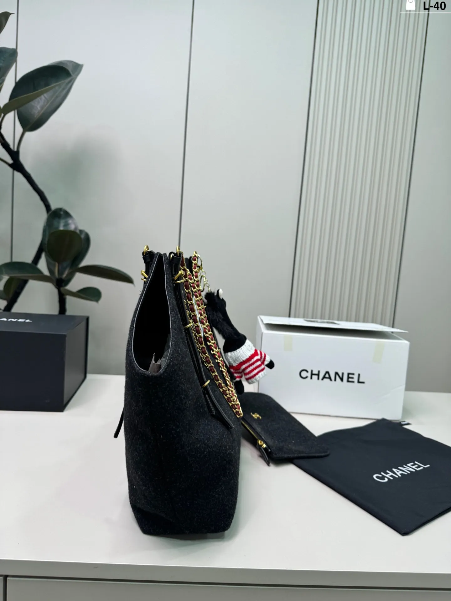 💰p210（配挂件） L-40尺寸32&times;22折叠盒 Chanel 香奈儿 26c毛毡Tote托特包腋下毛呢购物袋 优雅又松弛-，毛毡材质柔软轻盈，日常通勤、休闲出街都超适合！百搭不挑人～26C系列是Vic设计的收官之作，实用又有收藏价值，时髦精必入！