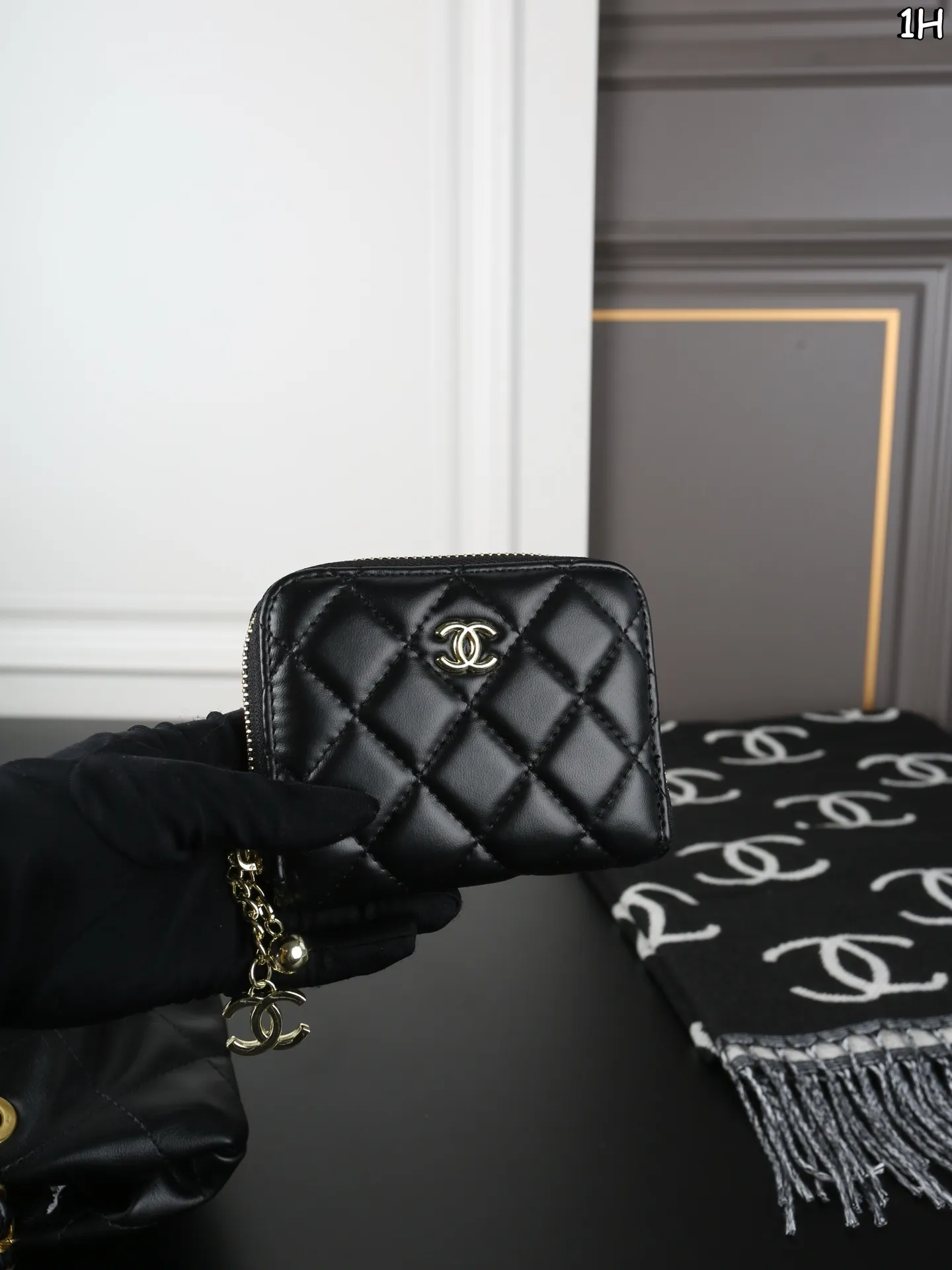 P150 CHANEL香奈儿 蝴蝶结链条包➕围巾➕钱包 Chanel蝴蝶结包太可爱了 酷女孩必备 25K蝴蝶结手袋🎀中号太可爱啦 融合经典菱格纹，休闲又甜美 让一整个包都好甜美啊打破包包的常规形态！让蝴蝶结从配饰成为主角👑 双𝐂扣在包中间很抢眼[萌萌哒R] 羊皮营造出一种&ldquo;蓬松&rdquo;&ldquo;柔美&rdquo;的感觉～ 尺寸：41&times;28/12&times;9.5