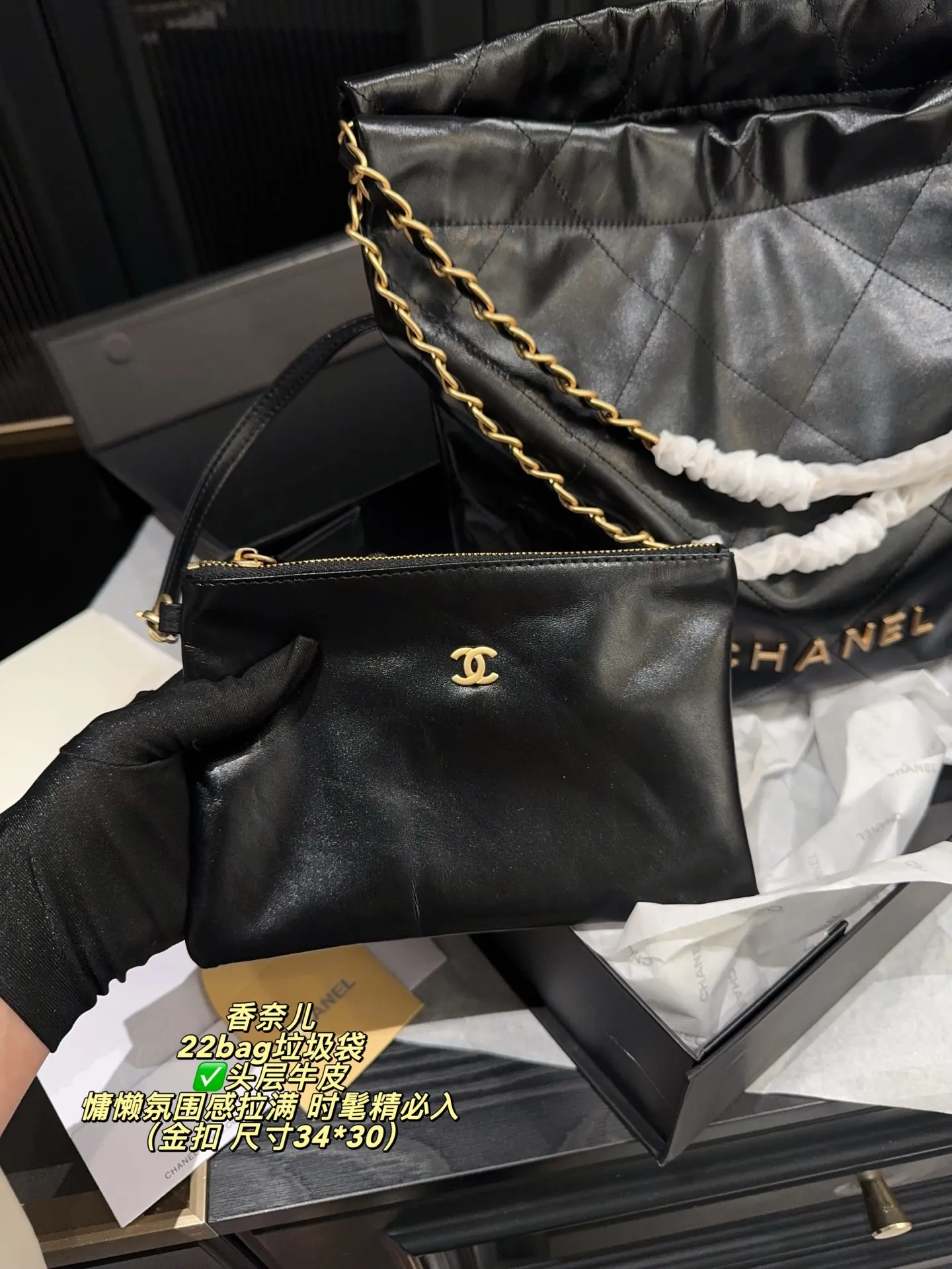✅头层牛皮 P315全套包装⚠️尺寸34*30 香奈儿 CHANEL 22bag垃圾袋 慵懒氛围感拉满设计融合了时尚与现代元素 展现出别样的可爱和时髼啦~只是看着就感受到活力四射啦~金属配皮logo 点缀其中,展现出一种低调而不失华丽的风格大金币的点缀,则洋溢着复古而高贵的氛围女孩子背上它简直超显气质哒