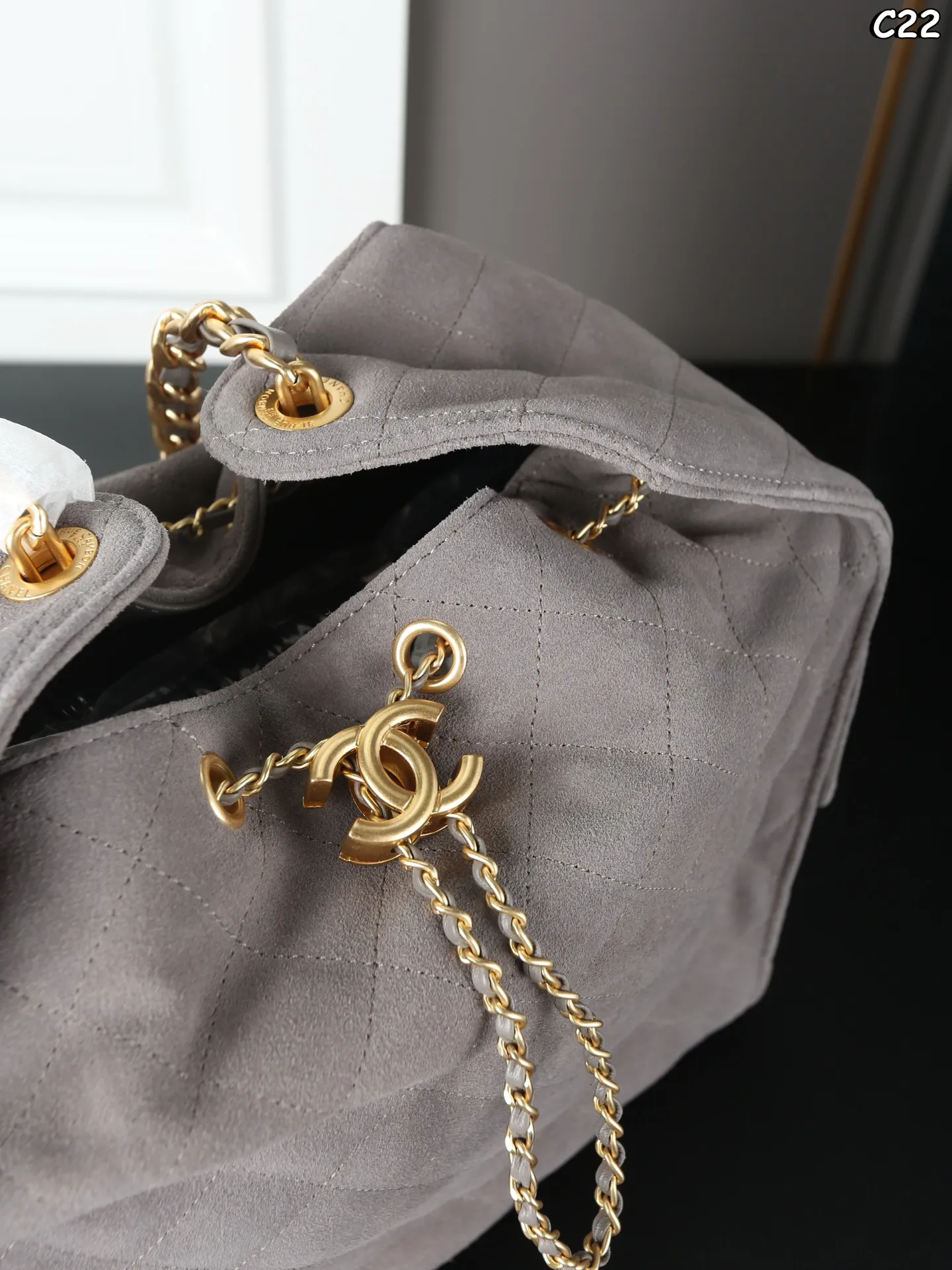 大号P310 折叠盒 小号P280 折叠盒 CHANEL香奈儿 25Bag 25C 麂皮 HOBO 抽绳水桶包 链条包 腋下包 手提单肩包 新款水桶包~大HOBO🎉每一只都超好看！ 金色的链条和logo又增添了一丝奢华感 25时尚圈的&ldquo;新宠&rdquo;，引领潮流新风尚 侧面的口袋装饰很有都市感工装风 给整体增加了不少时尚因素 尺寸：30&times;29/26&times;19