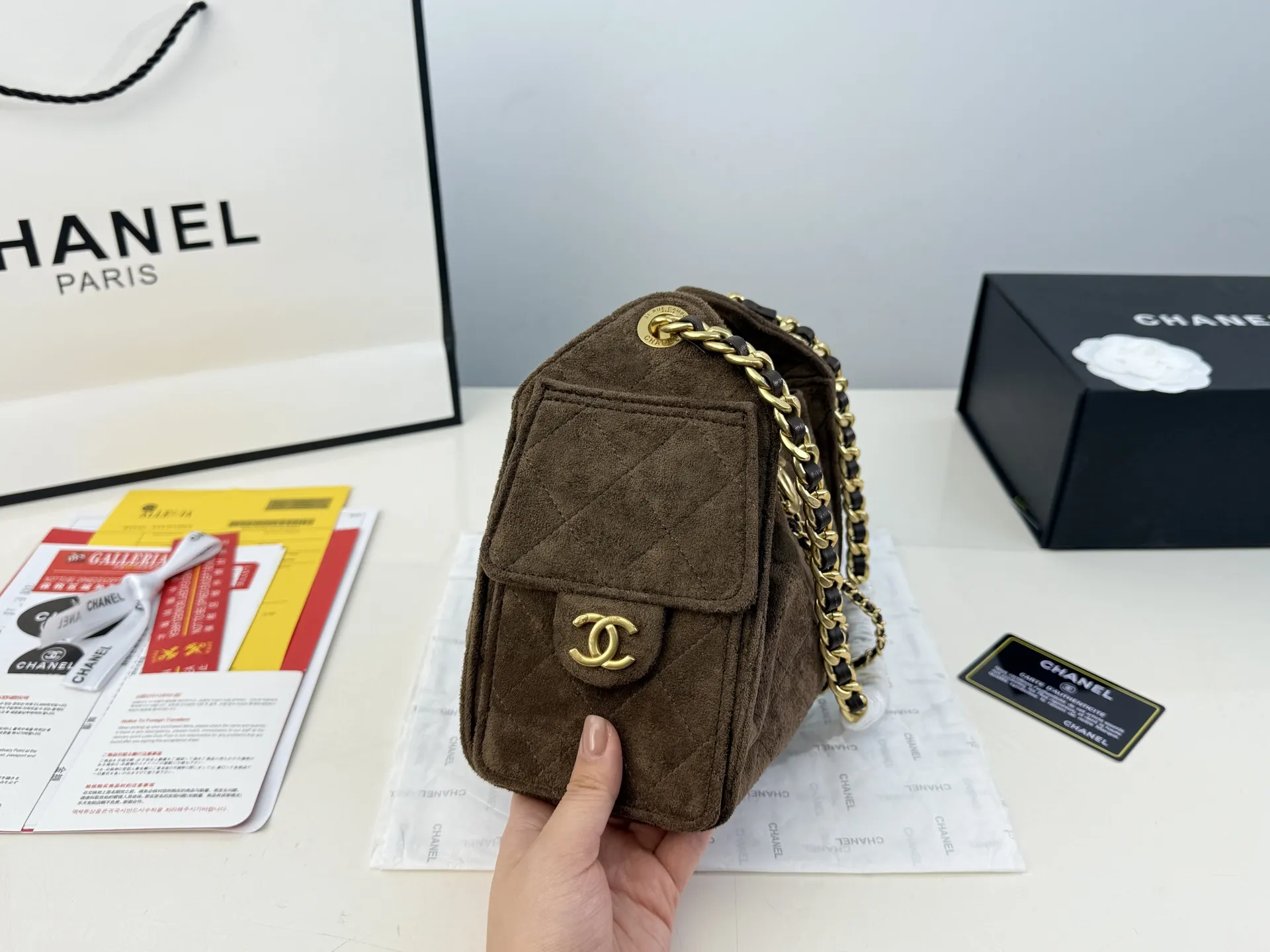 (全套包装⚠️)大小号同价p230 Chanel 25bag 小号真绝绝子! 今年香奈儿25s系列简直美爆... 这只hobo是个小号尺寸个人觉得比较日常 鹿皮绒的质感颗粒没这么重反而很细腻 也比较耐磨~时髦精必备单品! 日常出门完全够了 size:26*21cm size:23*15cm