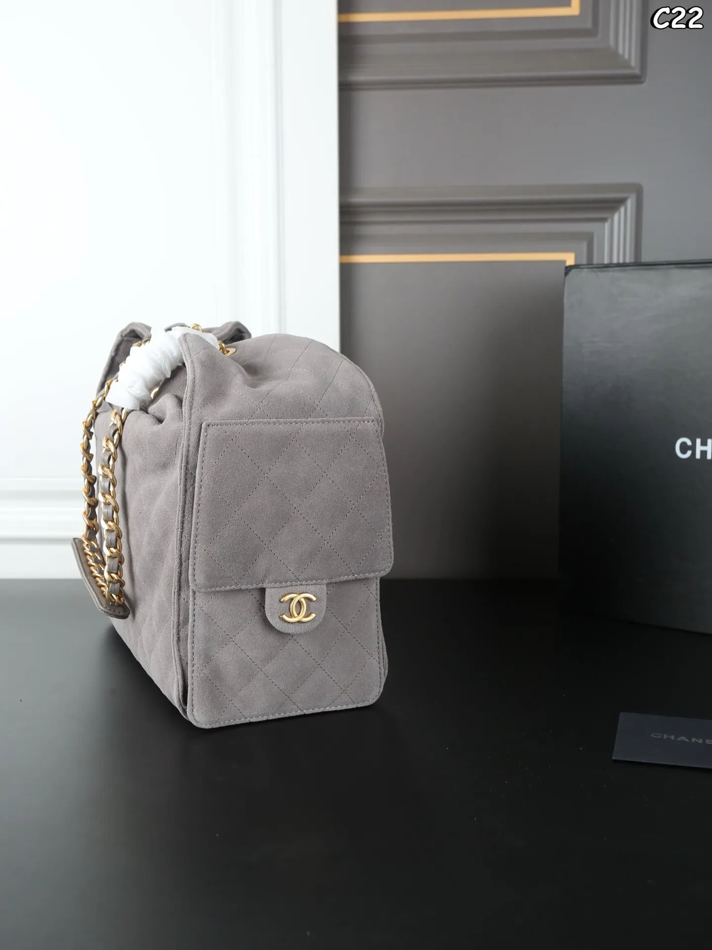 大号P310 折叠盒 小号P280 折叠盒 CHANEL香奈儿 25Bag 25C 麂皮 HOBO 抽绳水桶包 链条包 腋下包 手提单肩包 新款水桶包~大HOBO🎉每一只都超好看！ 金色的链条和logo又增添了一丝奢华感 25时尚圈的&ldquo;新宠&rdquo;，引领潮流新风尚 侧面的口袋装饰很有都市感工装风 给整体增加了不少时尚因素 尺寸：30&times;29/26&times;19