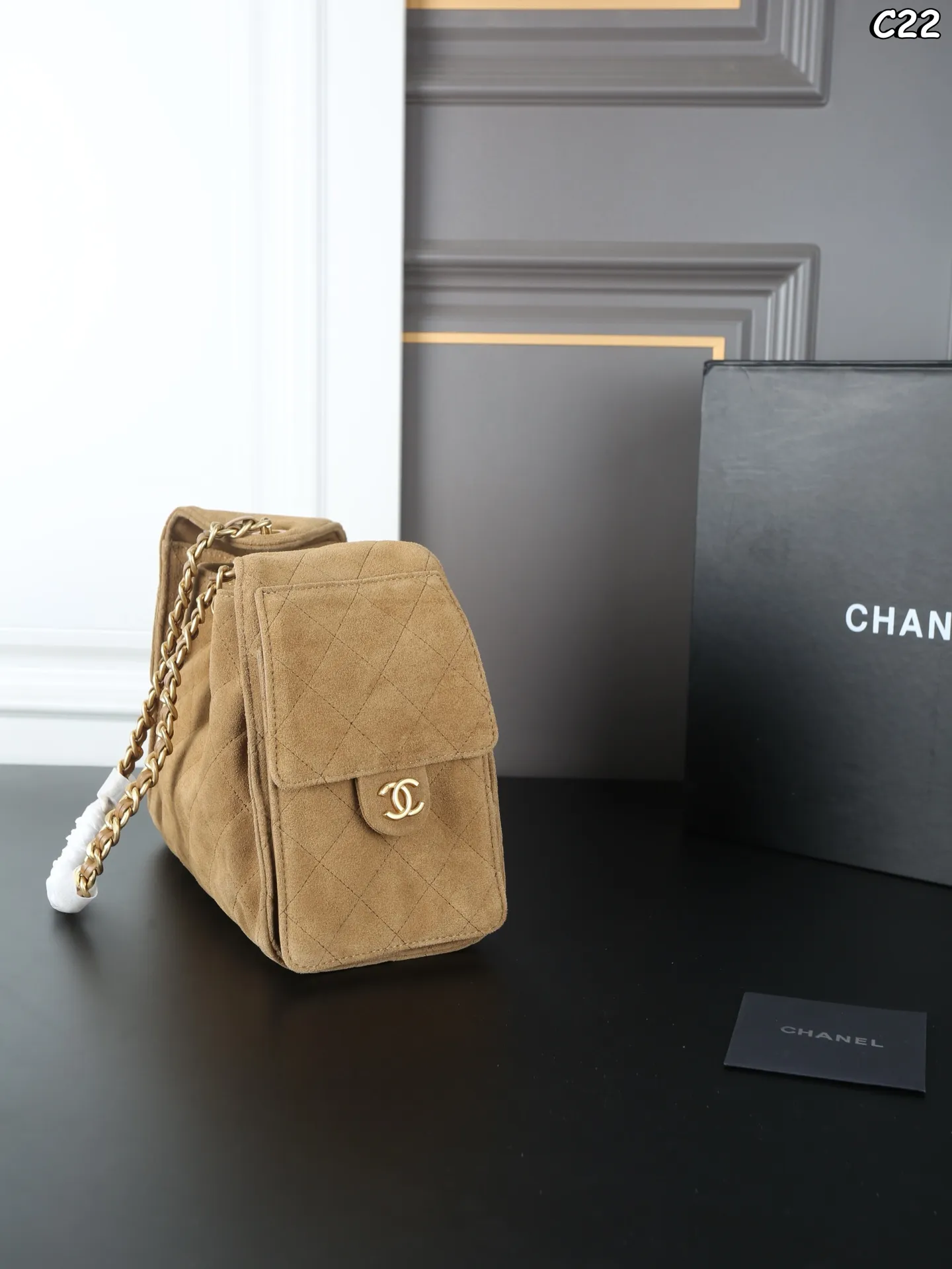 大号P310 折叠盒 小号P280 折叠盒 CHANEL香奈儿 25Bag 25C 麂皮 HOBO 抽绳水桶包 链条包 腋下包 手提单肩包 新款水桶包~大HOBO🎉每一只都超好看！ 金色的链条和logo又增添了一丝奢华感 25时尚圈的&ldquo;新宠&rdquo;，引领潮流新风尚 侧面的口袋装饰很有都市感工装风 给整体增加了不少时尚因素 尺寸：30&times;29/26&times;19