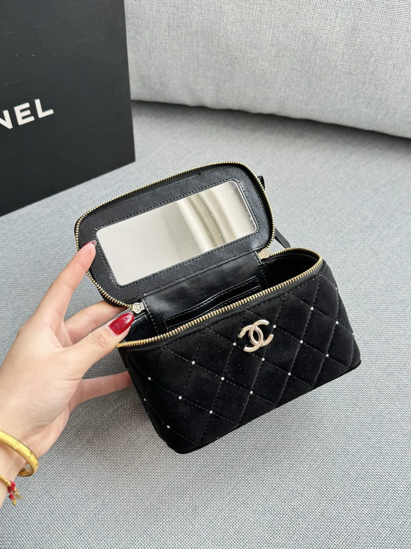 大💰180 小💰160 size:16×10/10×9 CHANEL香奈儿 25K 天鹅绒 蝴蝶结 钻球 盒子包 链条包 化妆包手提包 兼具时髦和实用性👀 手拎斜挎都🆗容量大又有设计感 这只新款是丝绒材质🦢手感很舒服 配上钉珠在阳光下真的是很闪✨ 上身很有富家千金感 可可爱爱~太讨喜啦