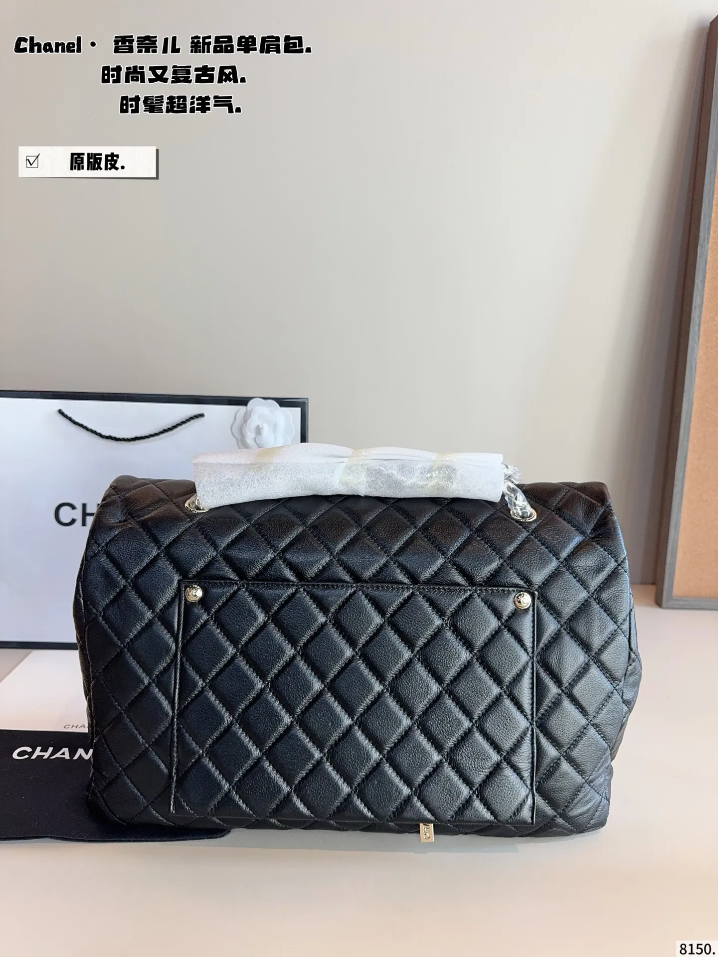 p310 香奈儿外缝线 机场包.好喜欢这种手工缝制感 菱格交错的缝线， 织于柔软的CF表面， 手工痕迹更凸显， 也保留了香奈儿标志元素， 越用越有味道，越旧越有味道尺寸/39*11*27cm