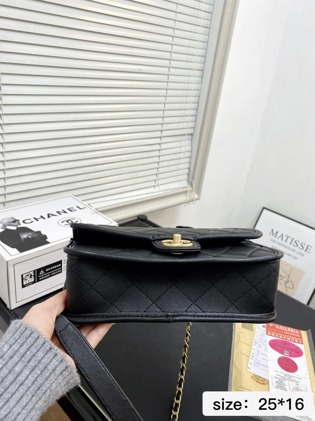 🅿️💰195 配折叠盒 尺寸25*16 香奈儿Chanel 25K｜怎么能抵挡住香奈美的魅力 白色这叫一个经典 复古优雅 满满的高级感 大小适中 容量感人 休闲正装皆可轻松驾驭 5644