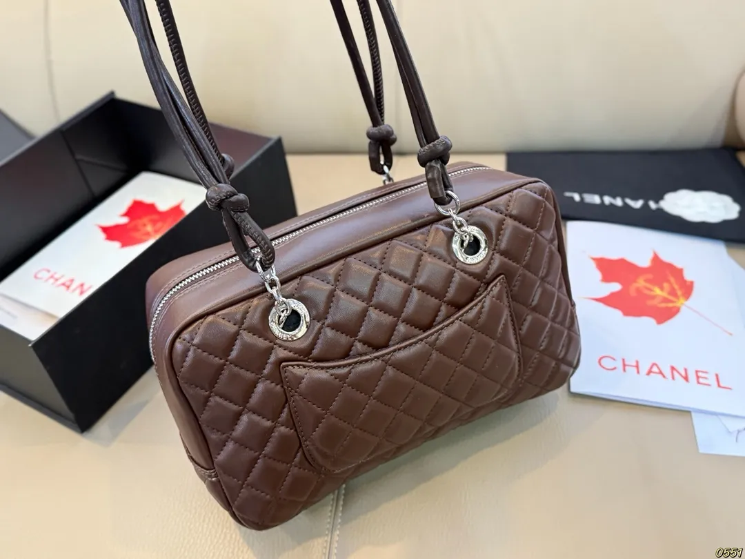 &yen;185 香奈儿CHANEL 康鹏手提包 简单大气日常出街 百搭时尚 又A又飒 潮酷女孩必入 尺寸27 16
