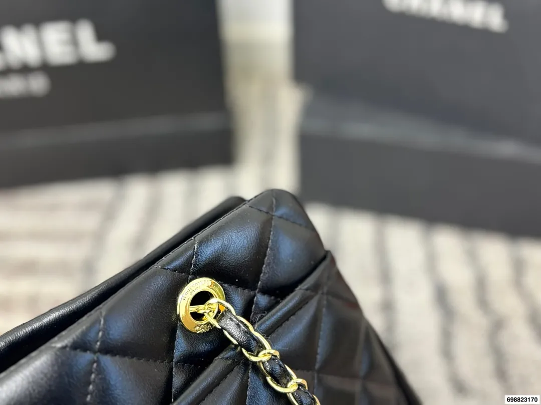 P230⚠️尺寸37*24 香奈儿 Chanel 托特腋下链条⛓️包 经典菱格纹＋银色链条，低调又奢华，日常通勤超适合！容量大，内部多隔层，收纳力满分上。链条可调节，单肩or斜挎都OK，实用又时髦，是香奈儿托特包里的热门款！