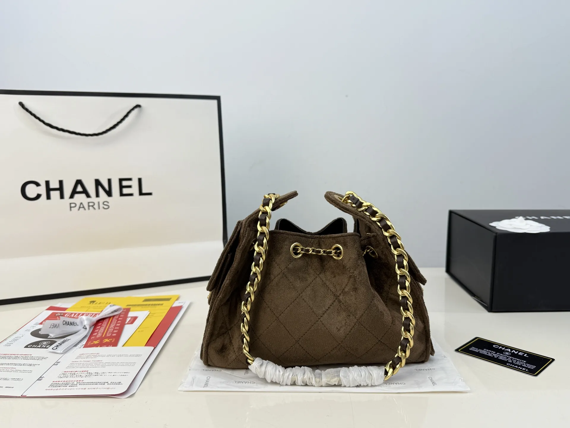 （全套包装⚠️）大小号同价p230 Chanel 25bag 小号真绝绝子! 今年香奈儿25s系列简直美爆... 这只hobo是个小号尺寸个人觉得比较日常 鹿皮绒的质感颗粒没这么重反而很细腻 也比较耐磨~时髦精必备单品! 日常出门完全够了 size：26*21cm size：23*15cm