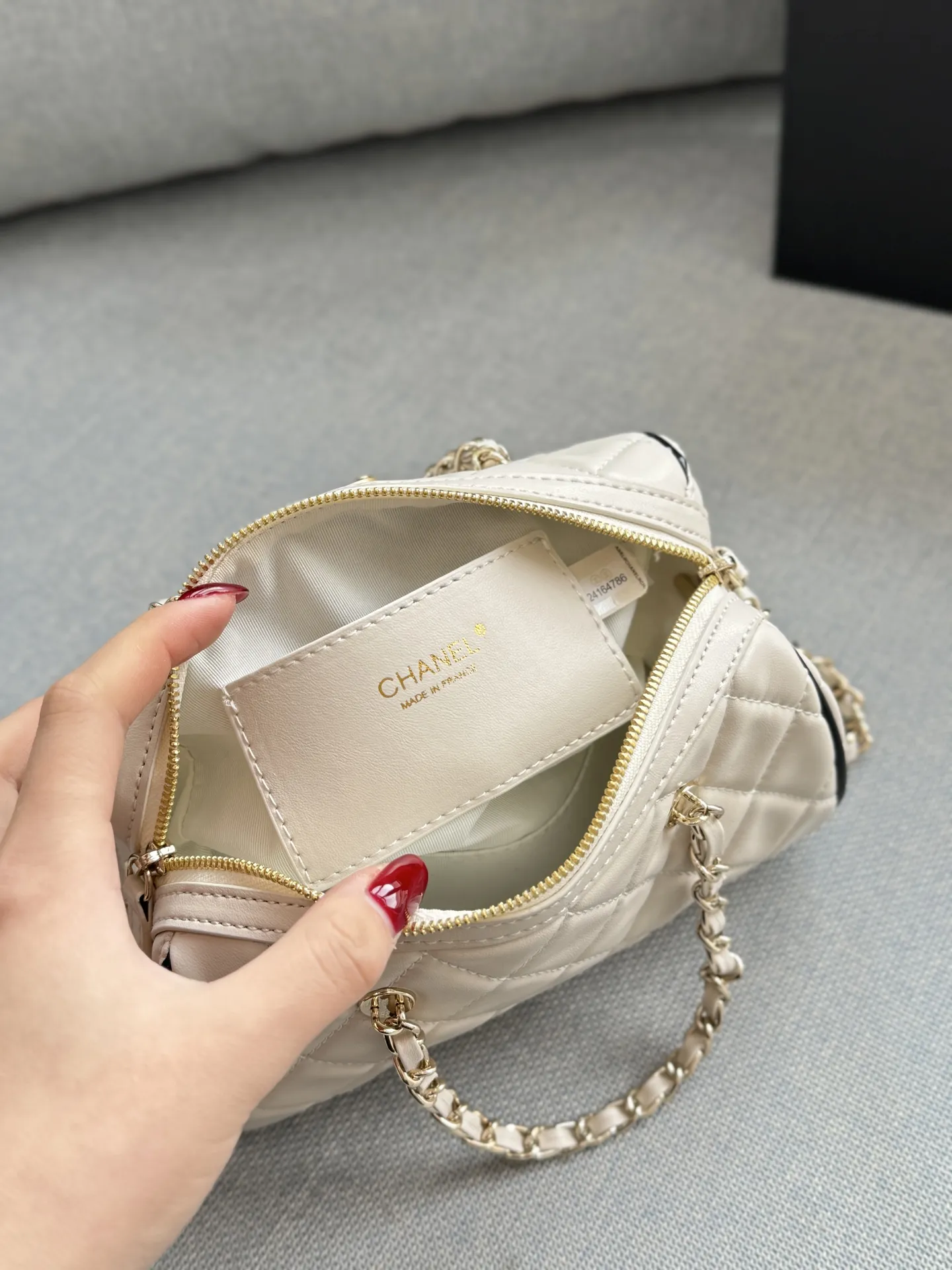 💰180 size：19&times;11 CHANEL香奈儿 25P 撞色 保龄球包 圆筒包 斜挎单肩包 经典黑色白色菱格纹小羊皮，黑色滚边+金色五金，黑白撞色超有辨识度十。小巧圆筒造型,容量刚好，手机、口红都能装下。链条肩带+手柄设计,手提斜挎都很方便，日常出街百搭不出错!