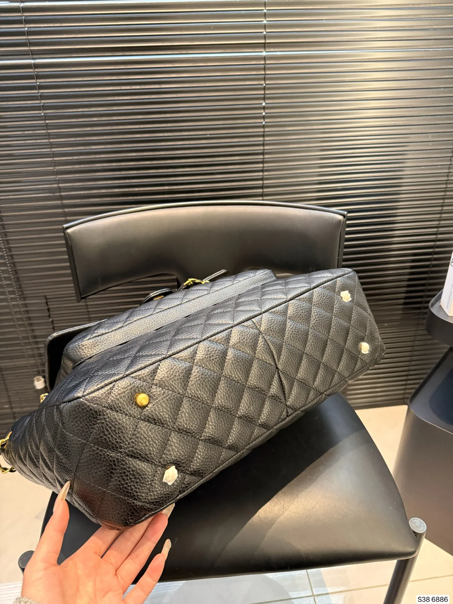 P240牛皮香奈儿要帅起来 一只Chanel就够了！ 🖤Chanel黑银 口袋大tote 很特别的款～ 可以单肩/斜挎/流浪 容量很大 牛皮很耐造 尺寸42 31 货号6886