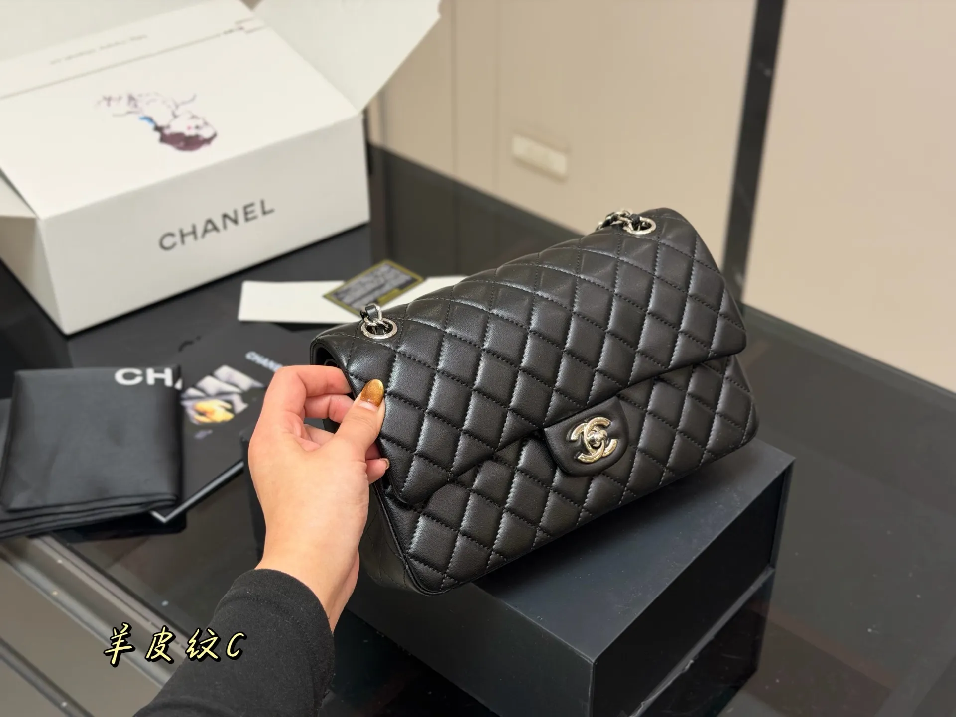 ¥190 ¥185 配折叠盒飞机盒 size:25cm 23cm 香奈儿 cf我们一直很用心在做 秒杀其他市面上的货 顶级羊皮纹 很舒服的一种! 不管您是谁 稳稳hold住哦✔️✔ 四季必备单品!