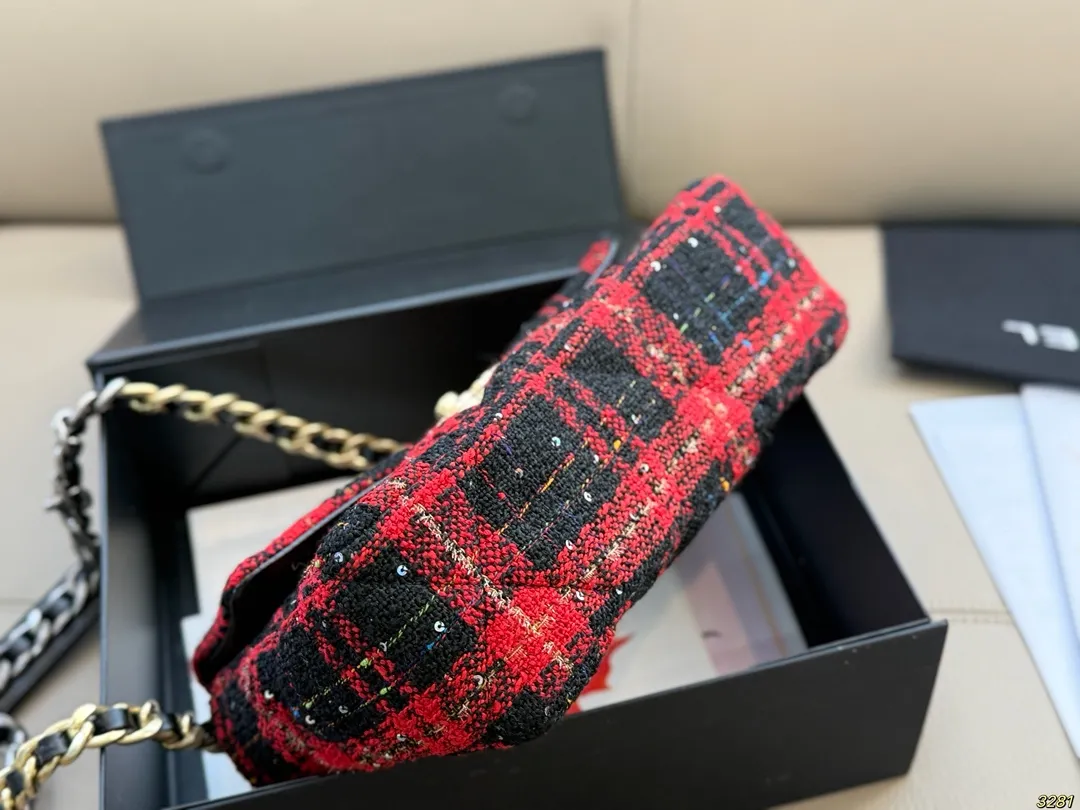 ¥170折叠盒 香奈儿Chanel19bag 高级感满满 经典中的经典 任何搭配都可轻松驾驭 尺寸:24 16