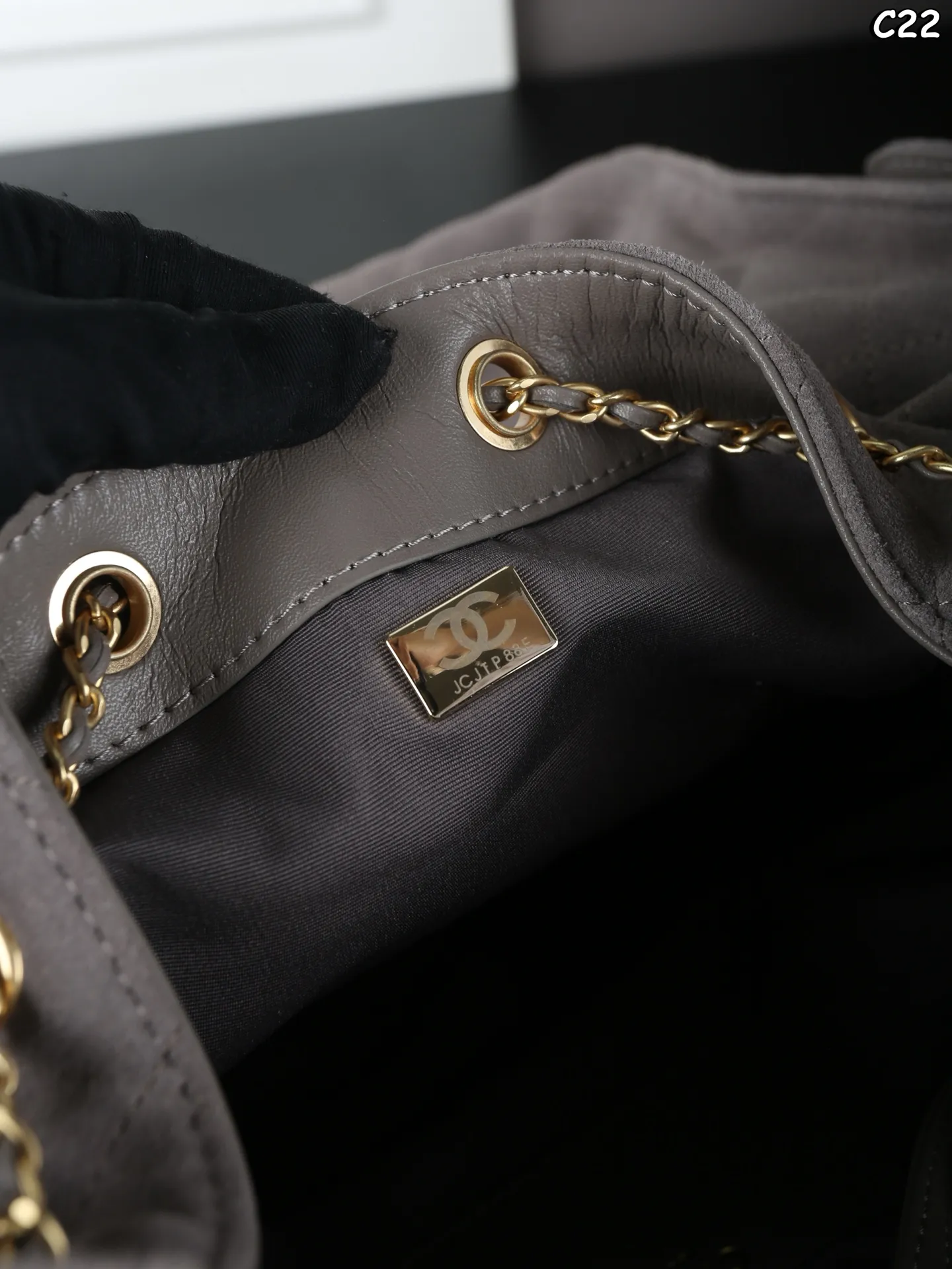 大号P310 折叠盒 小号P280 折叠盒 CHANEL香奈儿 25Bag 25C 麂皮 HOBO 抽绳水桶包 链条包 腋下包 手提单肩包 新款水桶包~大HOBO🎉每一只都超好看！ 金色的链条和logo又增添了一丝奢华感 25时尚圈的&ldquo;新宠&rdquo;，引领潮流新风尚 侧面的口袋装饰很有都市感工装风 给整体增加了不少时尚因素 尺寸：30&times;29/26&times;19