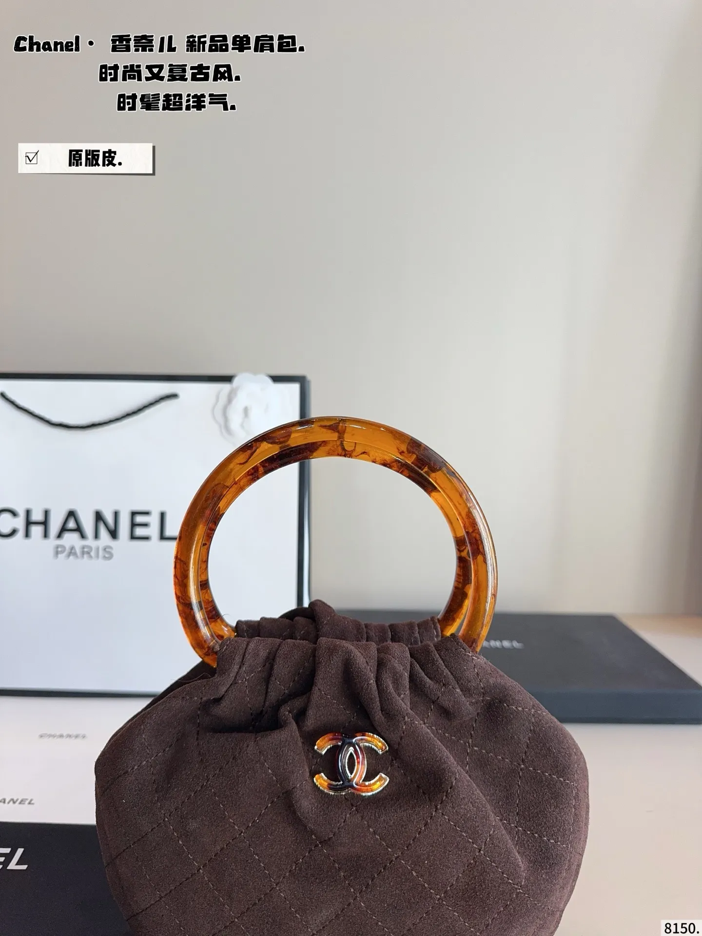 p220.纯皮. chanel香奈儿26c 超精彩的萌物🧉 圆圈小包包好可爱👝 复古玳瑁手柄的设计 透着微微光泽 容易也很客观~手机日用品能放下的哦 材质摸起来触感也很好 超级舒服 推出新系列啦~ 完全是拽姐与甜美的全新组合! 快来寻找属于你的小废包 尺寸:14*8^17cm