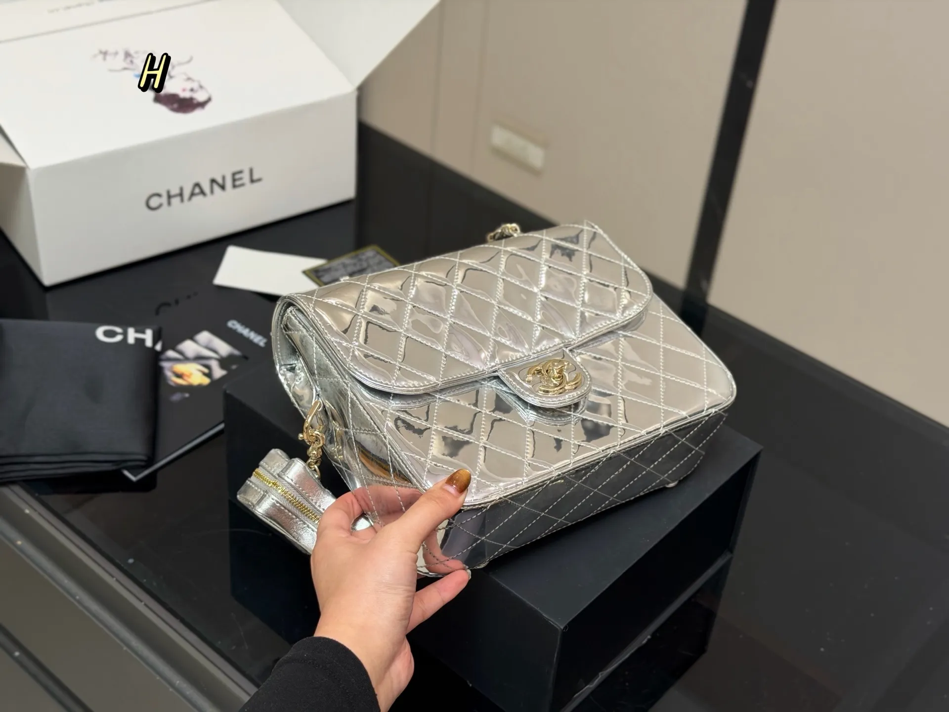 ¥215 配折叠盒 size:24*19cm 香奈儿 24C 漆皮双肩包 这个真的是太太太好看了! 金的刚刚好不俗艳不张扬很能装! ⚠️还有小星星⭐️哦!