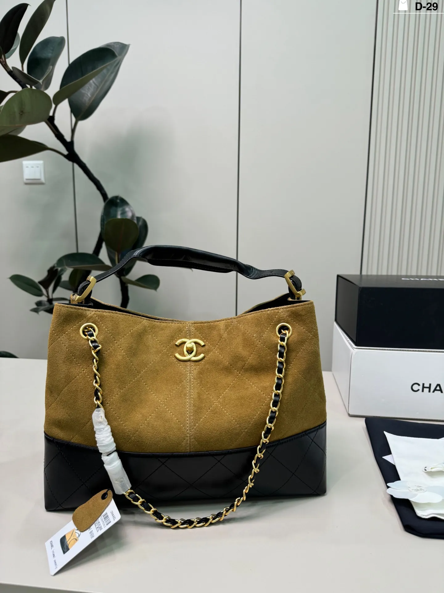 💰p270（羊皮） D-29尺寸34&times;25折叠盒 CHANEL香奈儿25A麂皮拼色托特包 复古又高级!链条肩带可单肩or手提，通勤，逛街都超百搭 麂皮材质柔软有质感，越用越有包浆，秋冬搭配大衣毛衣 氛围感拉满 ，实用又时髦!