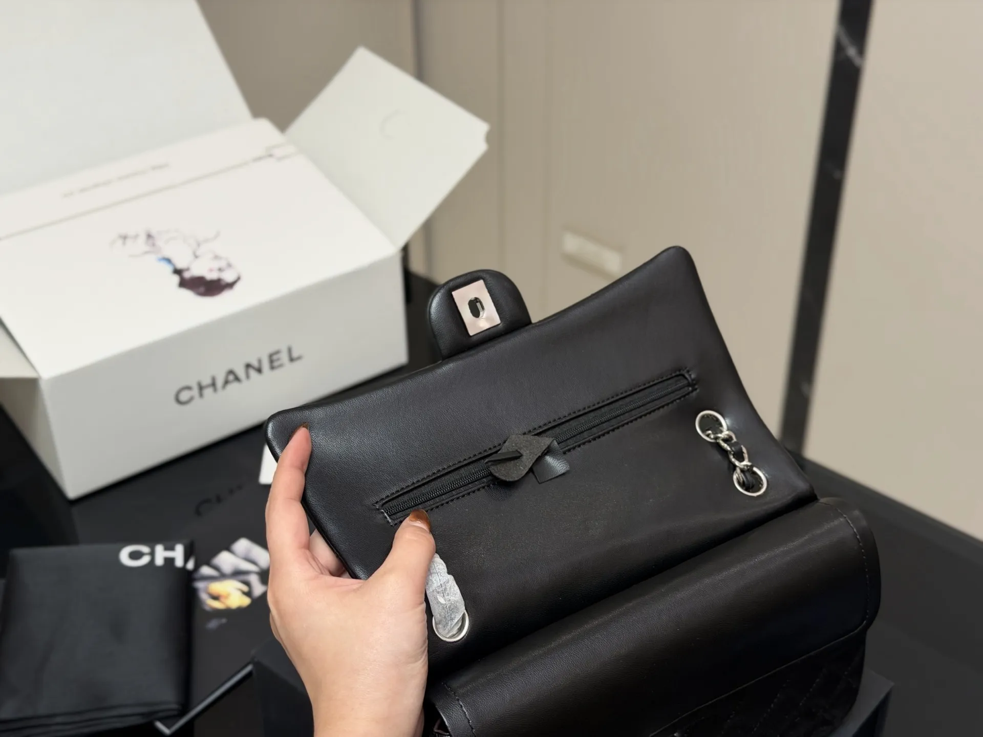 &yen;190 &yen;185 配折叠盒飞机盒 size:25cm 23cm 香奈儿 cf我们一直很用心在做 秒杀其他市面上的货 顶级羊皮纹 很舒服的一种！ 不管您是谁 稳稳hold住哦✔️✔ 四季必备单品！