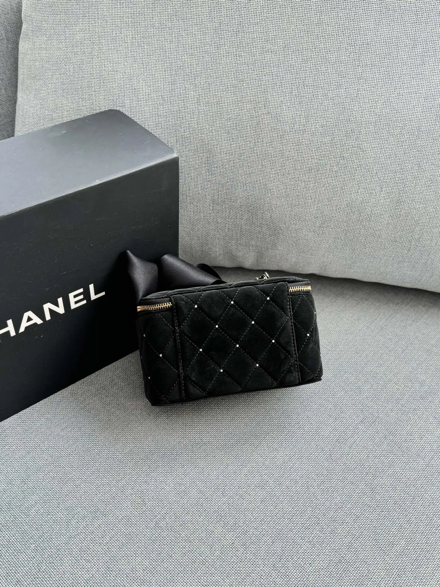 大💰180 小💰160 size:16×10/10×9 CHANEL香奈儿 25K 天鹅绒 蝴蝶结 钻球 盒子包 链条包 化妆包手提包 兼具时髦和实用性👀 手拎斜挎都🆗容量大又有设计感 这只新款是丝绒材质🦢手感很舒服 配上钉珠在阳光下真的是很闪✨ 上身很有富家千金感 可可爱爱~太讨喜啦