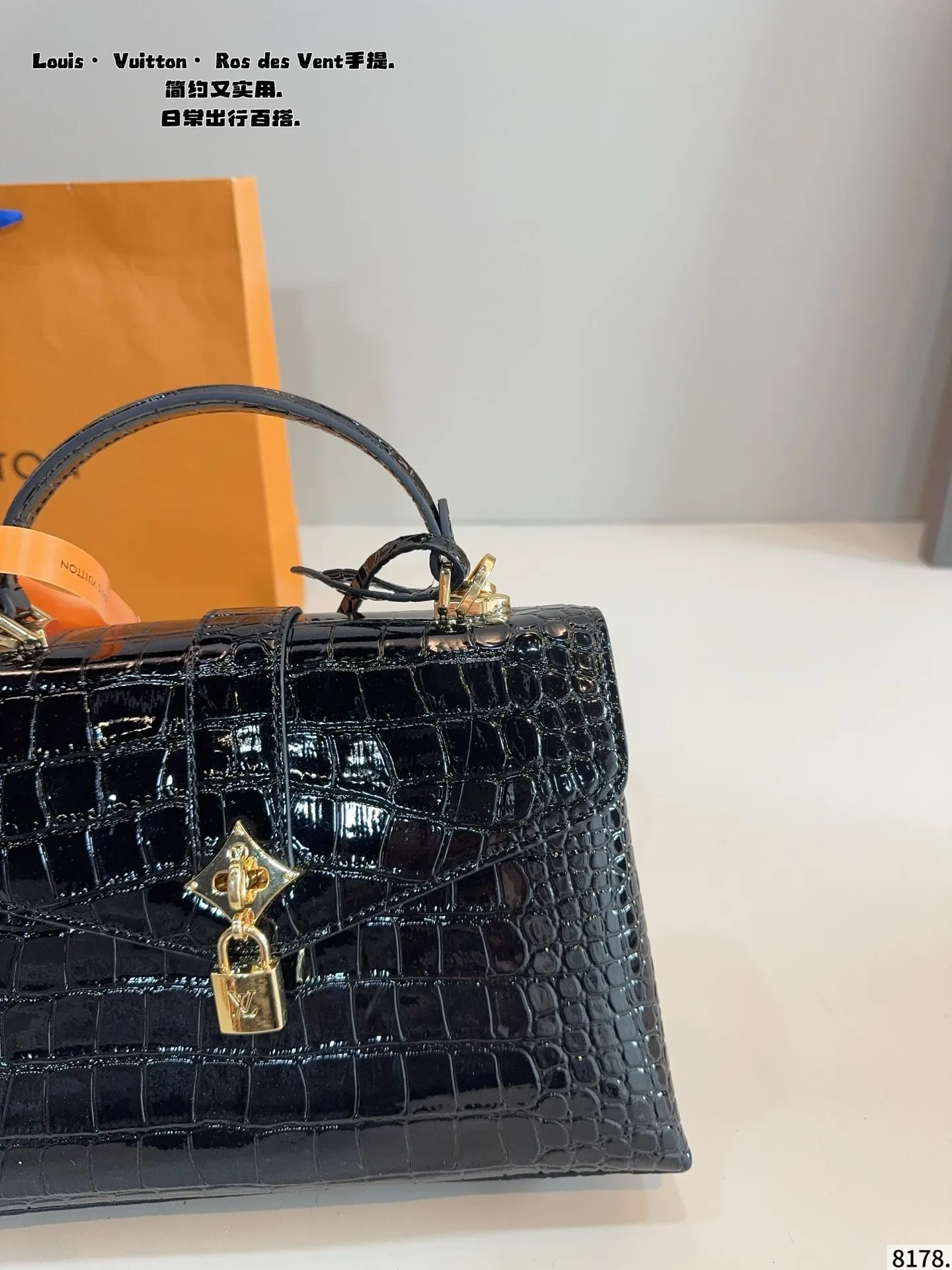 p180p170配礼盒🎁. LV Capucines bb 手提包 今年最多明星街拍的LV包包你能想到哪些款式呢?恐怕大多女性都会把目光锁定到柔软的荔枝纹Taurillon系列吧,因为全都是高端之选,无论是休闲商务都是最有品味的,Capucines bb 设计很有亮点,几乎是人见人爱的,在明星街拍中也最常见到,范冰冰、高圆圆等明星都是它的忠粉呢,尺寸小巧的迷你包,比起大号要显得甜美许多,尺寸:大号27*9*18/20*7*13cm