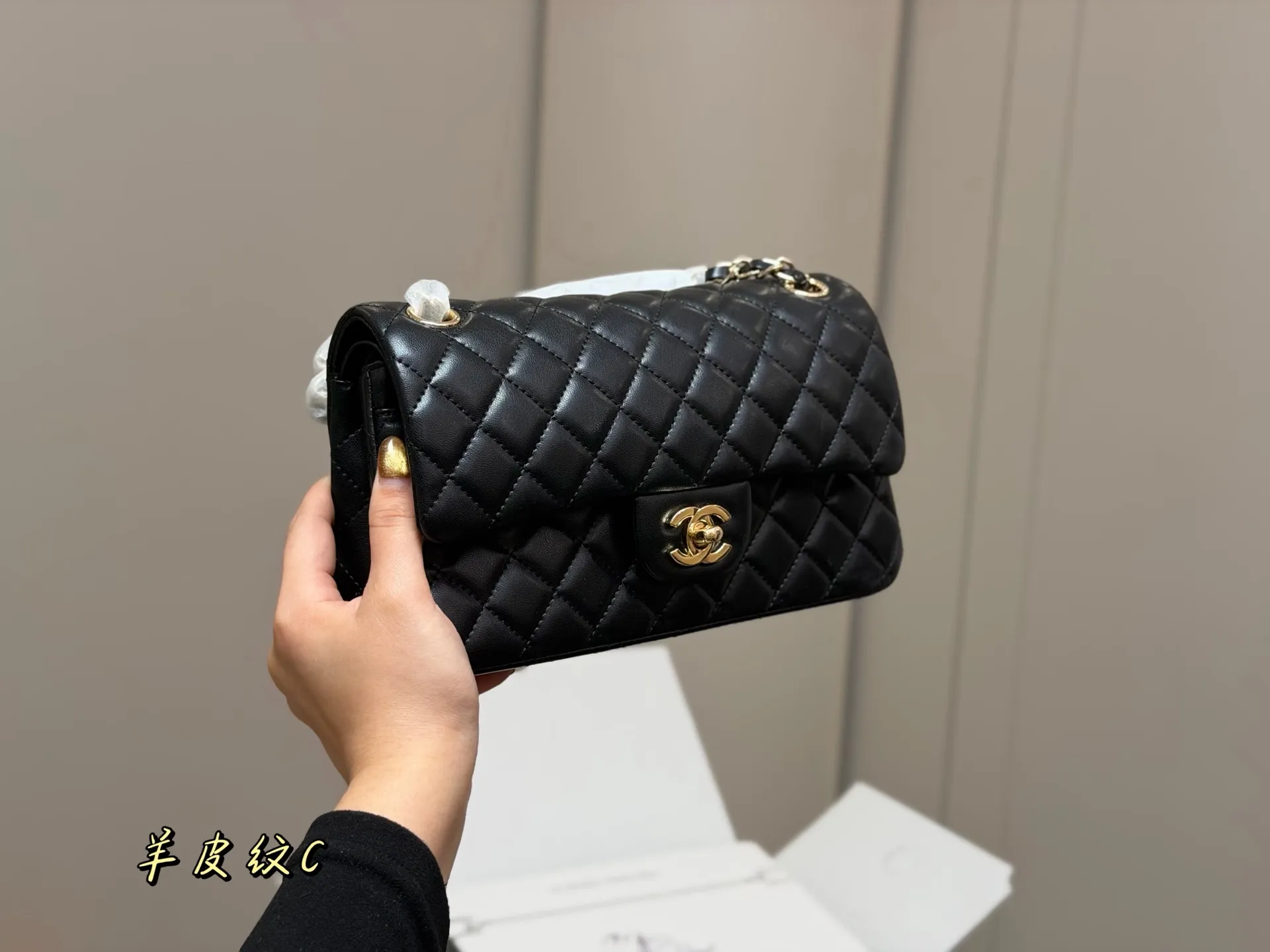 ¥190 ¥185 配折叠盒飞机盒 size:25cm 23cm 香奈儿 cf我们一直很用心在做 秒杀其他市面上的货 顶级羊皮纹 很舒服的一种! 不管您是谁 稳稳hold住哦✔️✔ 四季必备单品!