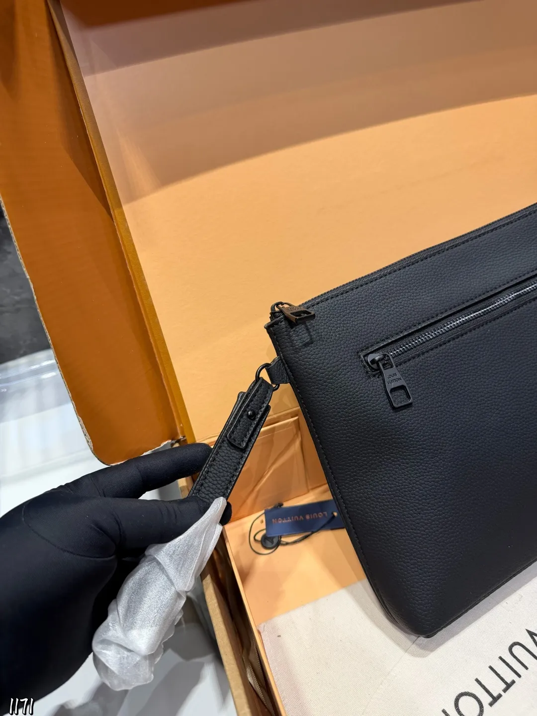 ❤️p110❤️ lv 本款 Takeoff 手拿包为蜡面牛皮革搭配深邃金属件和织物内衬,再令 LV 字母压纹栖身正面一隅,成就商务与休闲场合的精巧之选。充裕空间方便收纳平板电脑,可拆卸腕带实现灵活背携。 22 x 5x30cm