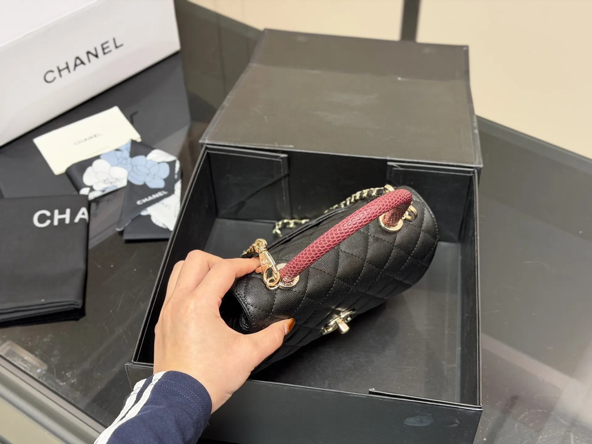 ¥190 配折叠盒飞机盒 size:23*14cm 香奈儿coco handle 手提包 粒面牛皮材质 原版K金!!