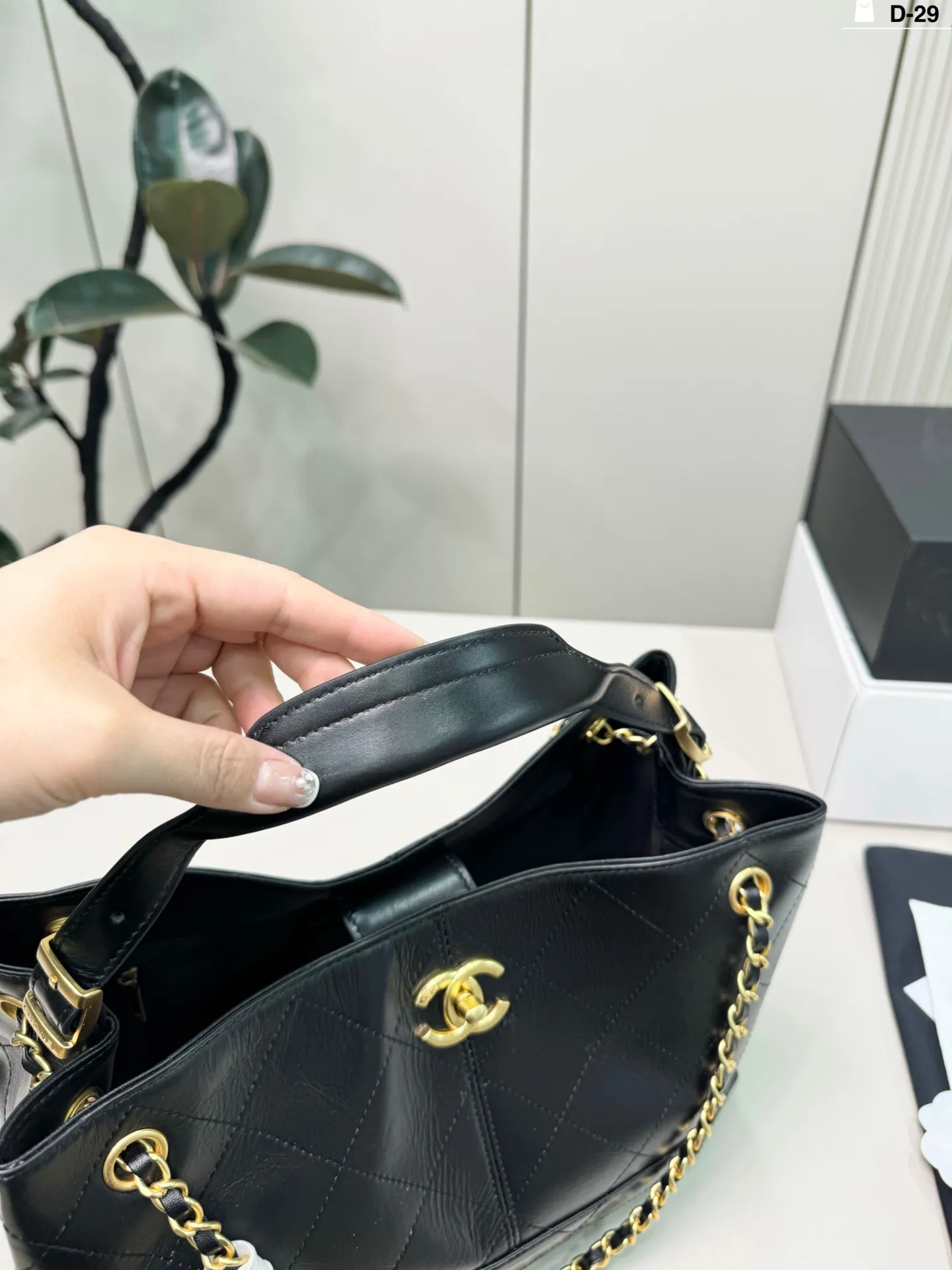 💰p270(羊皮) D-29尺寸34×25折叠盒 CHANEL香奈儿25A黑金全皮Hobo包 容量超大,通勤日常都能装下文件,电脑等物品。 实用又时髦,是香奈儿热门款,专柜常断货