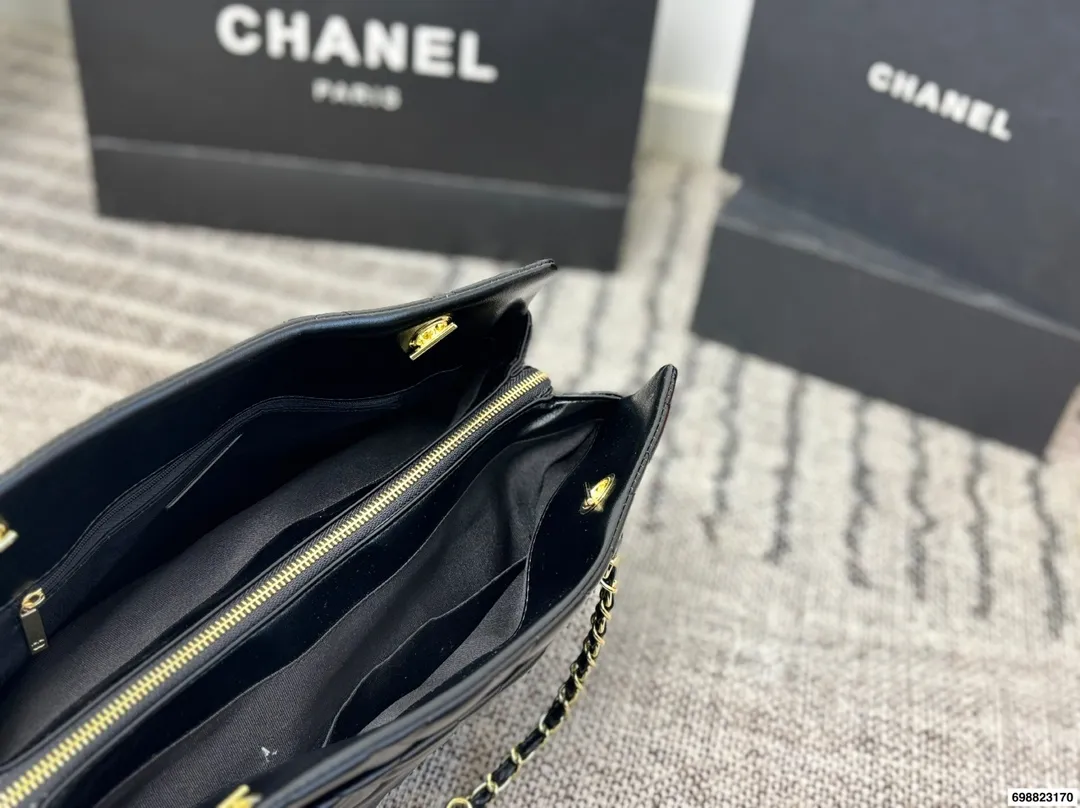 P230⚠️尺寸37*24 香奈儿 Chanel 托特腋下链条⛓️包 经典菱格纹+银色链条,低调又奢华,日常通勤超适合!容量大,内部多隔层,收纳力满分上。链条可调节,单肩or斜挎都OK,实用又时髦,是香奈儿托特包里的热门款!