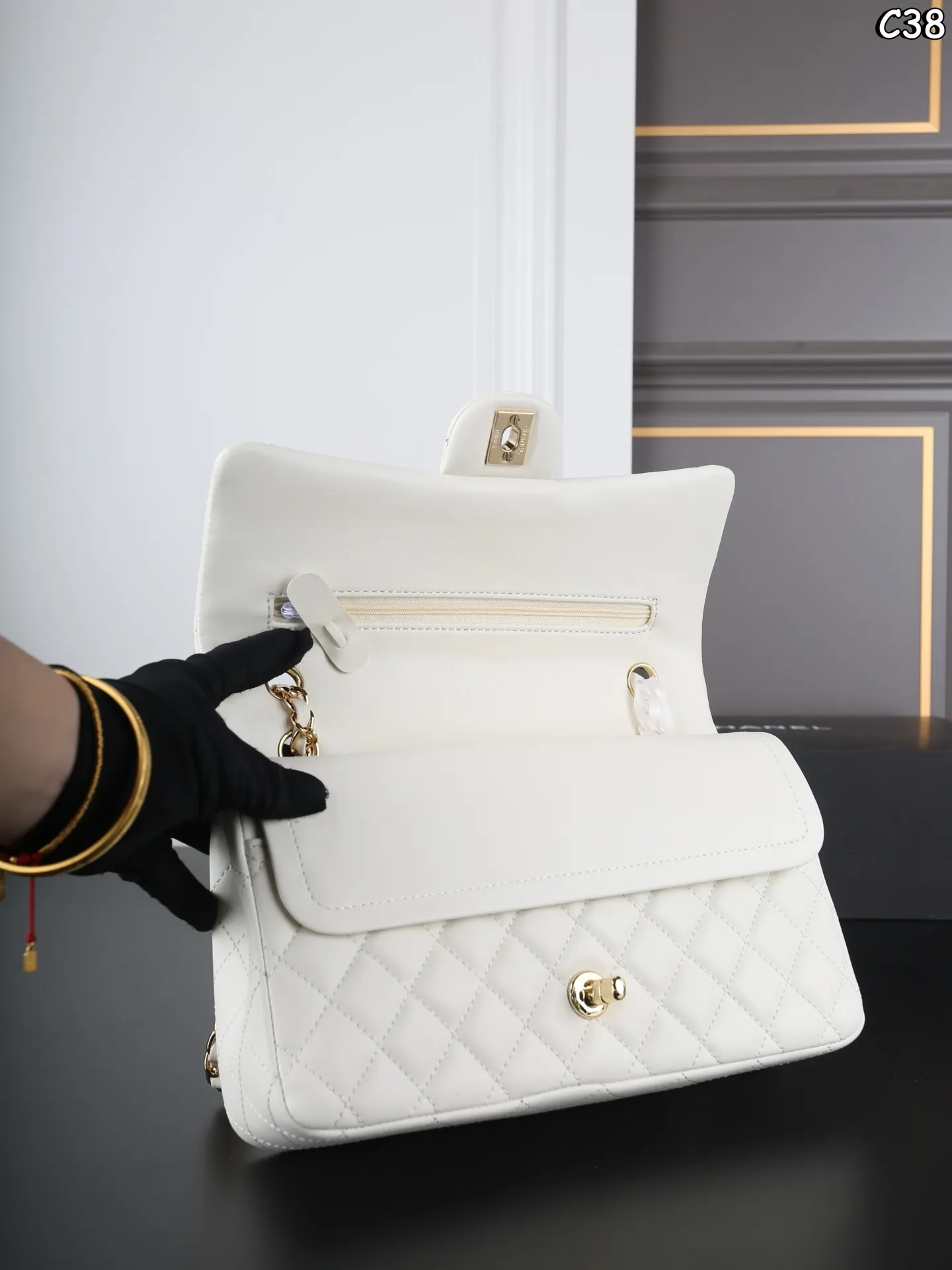 P185 全套礼盒 CHANEL香奈儿 Classic Flap CF 羊皮纹 链条包 口盖包斜挎单肩包 经典永不过时🌟 我真的无法拒绝这款小香[哇R] -黑金羊皮cf中号 经典款就是要配小羊🐑 更能体现出他的优雅 在阳光下光打在包包上真的不要太漂亮 是我心中的白月光了🤍 尺寸：25&times;15