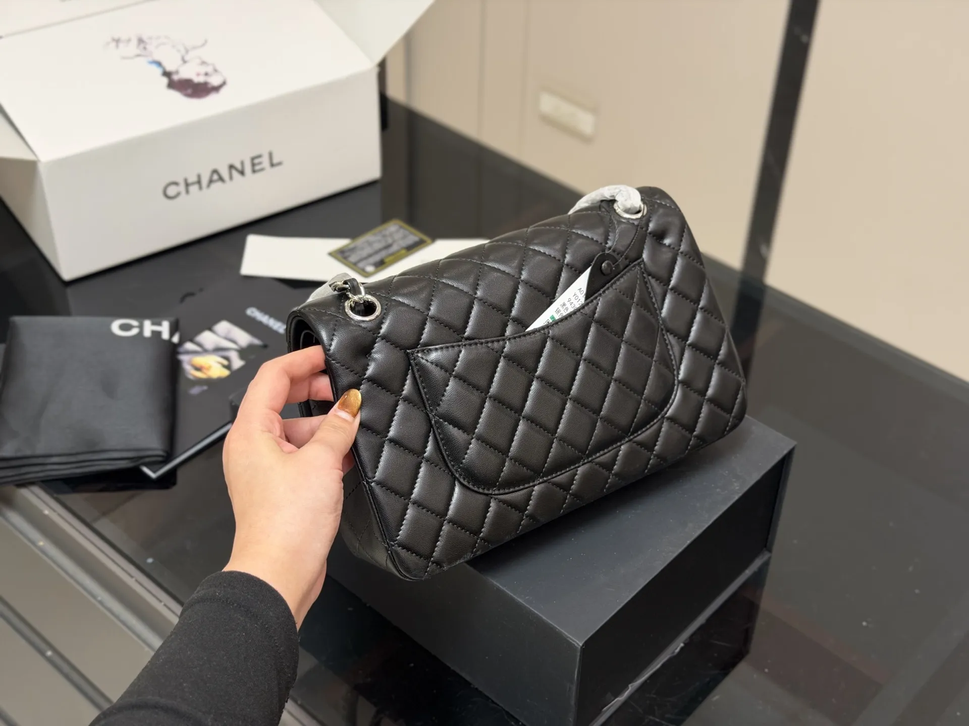 ¥190 ¥185 配折叠盒飞机盒 size:25cm 23cm 香奈儿 cf我们一直很用心在做 秒杀其他市面上的货 顶级羊皮纹 很舒服的一种! 不管您是谁 稳稳hold住哦✔️✔ 四季必备单品!