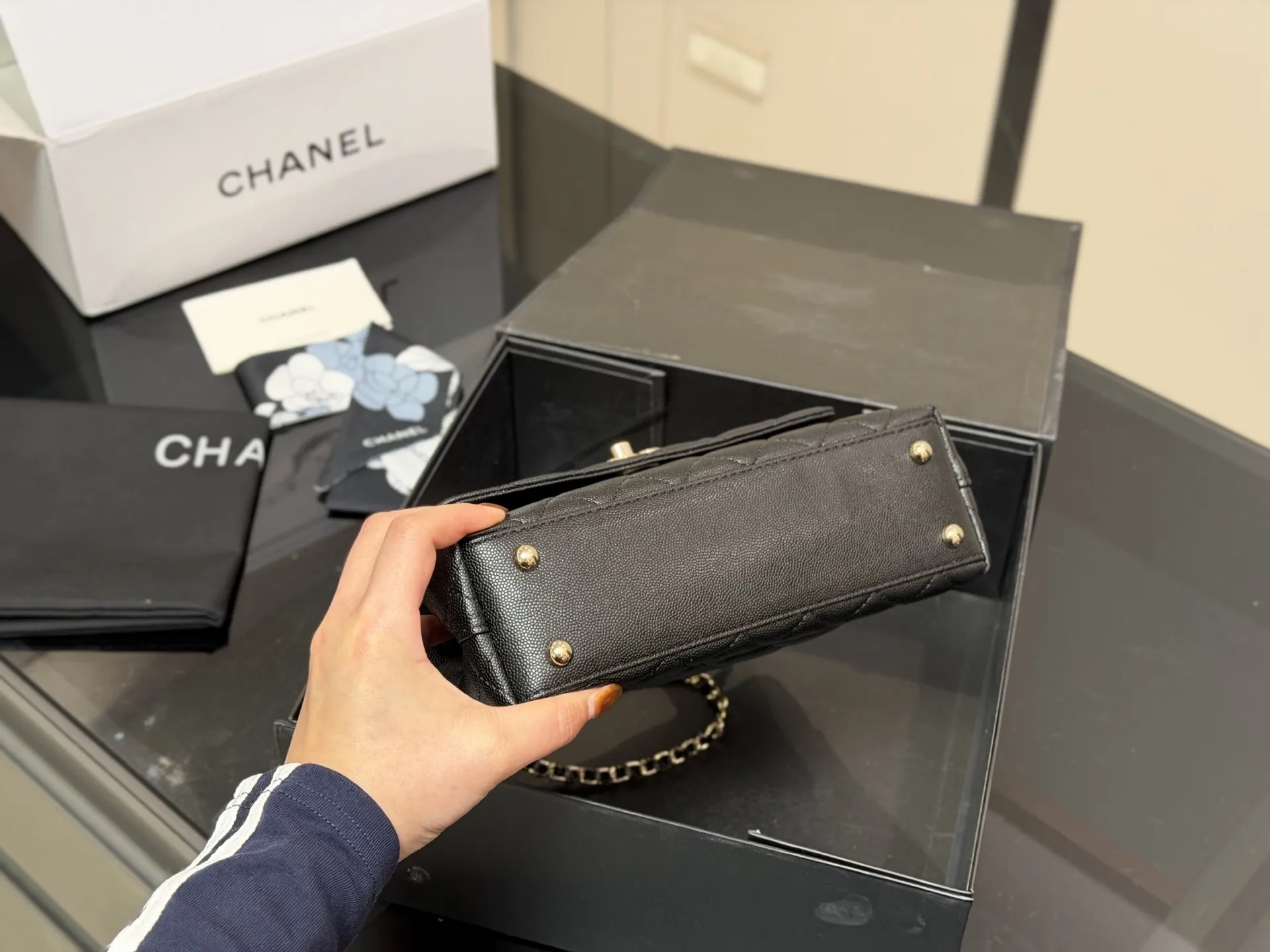 ¥190 配折叠盒飞机盒 size:23*14cm 香奈儿coco handle 手提包 粒面牛皮材质 原版K金!!