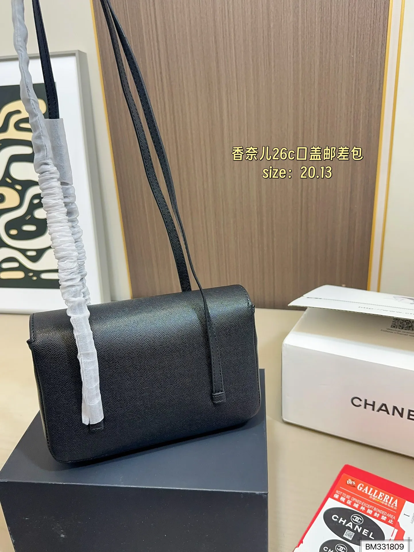 💰125(折叠盒飞机盒) 尺寸20×13 Chanel 香奈儿26c口盖邮差包 鱼子酱皮料颗粒感自带高级 比起链条款皮肩带更加舒适 双c logo小号隐藏按扣开合 又酷又时髦,慵懒又随性!