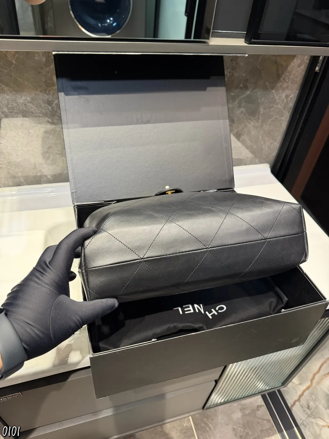 ❤️p165❤️ Chanel 25K Hobo手袋 Chanel 25K Hobo手袋是香奈儿2025秋冬系列新品,亮面小牛皮+经典菱格纹,质感柔软又高级十。粗链条肩带+双C金属扣,细节精致,容量超大,A4纸都能装下,通勤约会都很适合!黑色百搭,秋冬大衣、成熟套装都能轻松驾驭,情懒随性又实用,是本季热门单品之一尺寸35 28cm