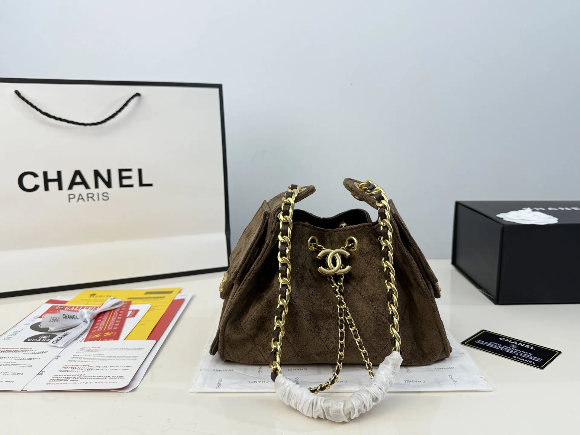 （全套包装⚠️）大小号同价p230 Chanel 25bag 小号真绝绝子! 今年香奈儿25s系列简直美爆... 这只hobo是个小号尺寸个人觉得比较日常 鹿皮绒的质感颗粒没这么重反而很细腻 也比较耐磨~时髦精必备单品! 日常出门完全够了 size：26*21cm size：23*15cm