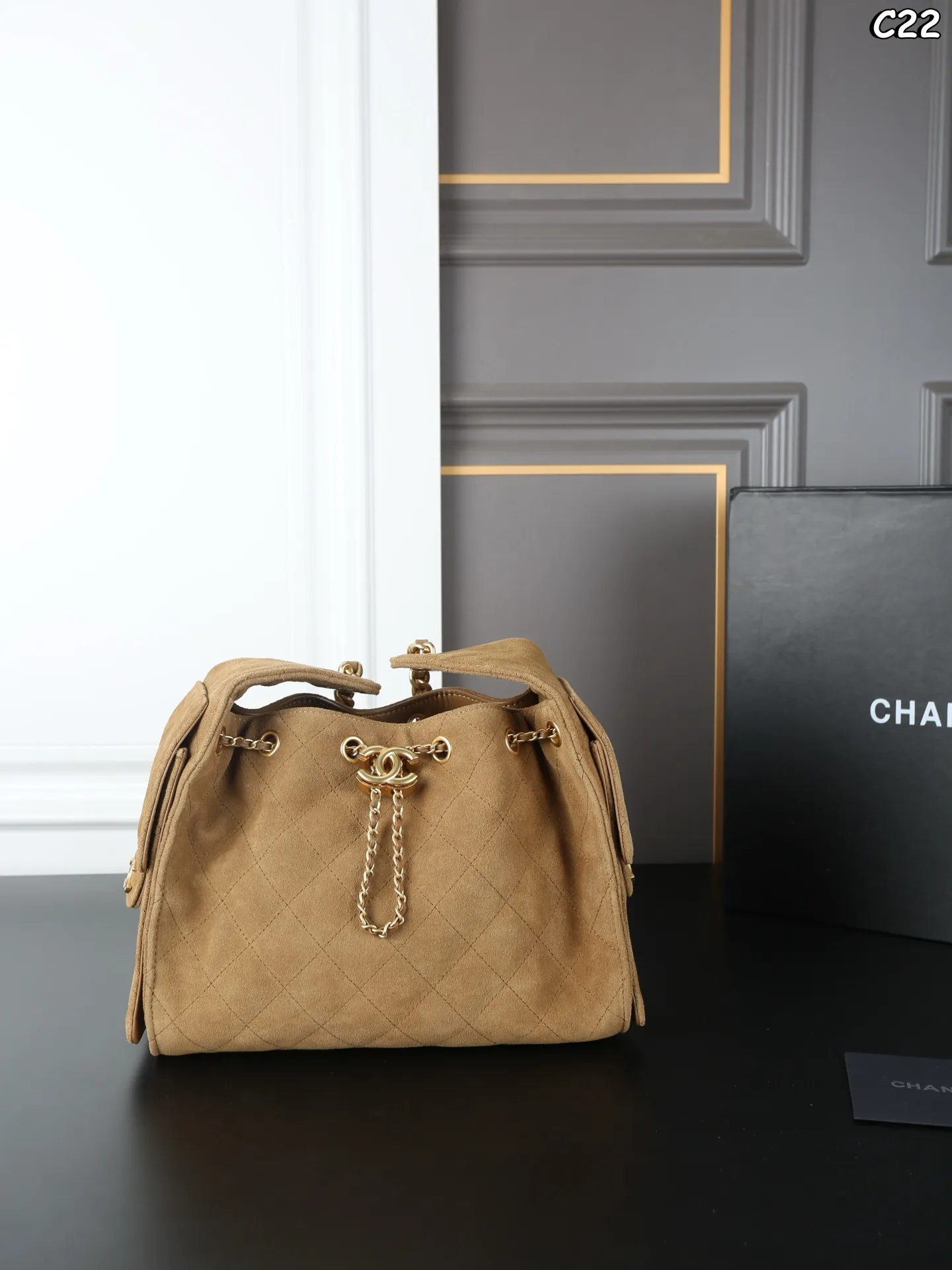 大号P310 折叠盒 小号P280 折叠盒 CHANEL香奈儿 25Bag 25C 麂皮 HOBO 抽绳水桶包 链条包 腋下包 手提单肩包 新款水桶包~大HOBO🎉每一只都超好看! 金色的链条和logo又增添了一丝奢华感 25时尚圈的“新宠”,引领潮流新风尚 侧面的口袋装饰很有都市感工装风 给整体增加了不少时尚因素 尺寸:30×29/26×19