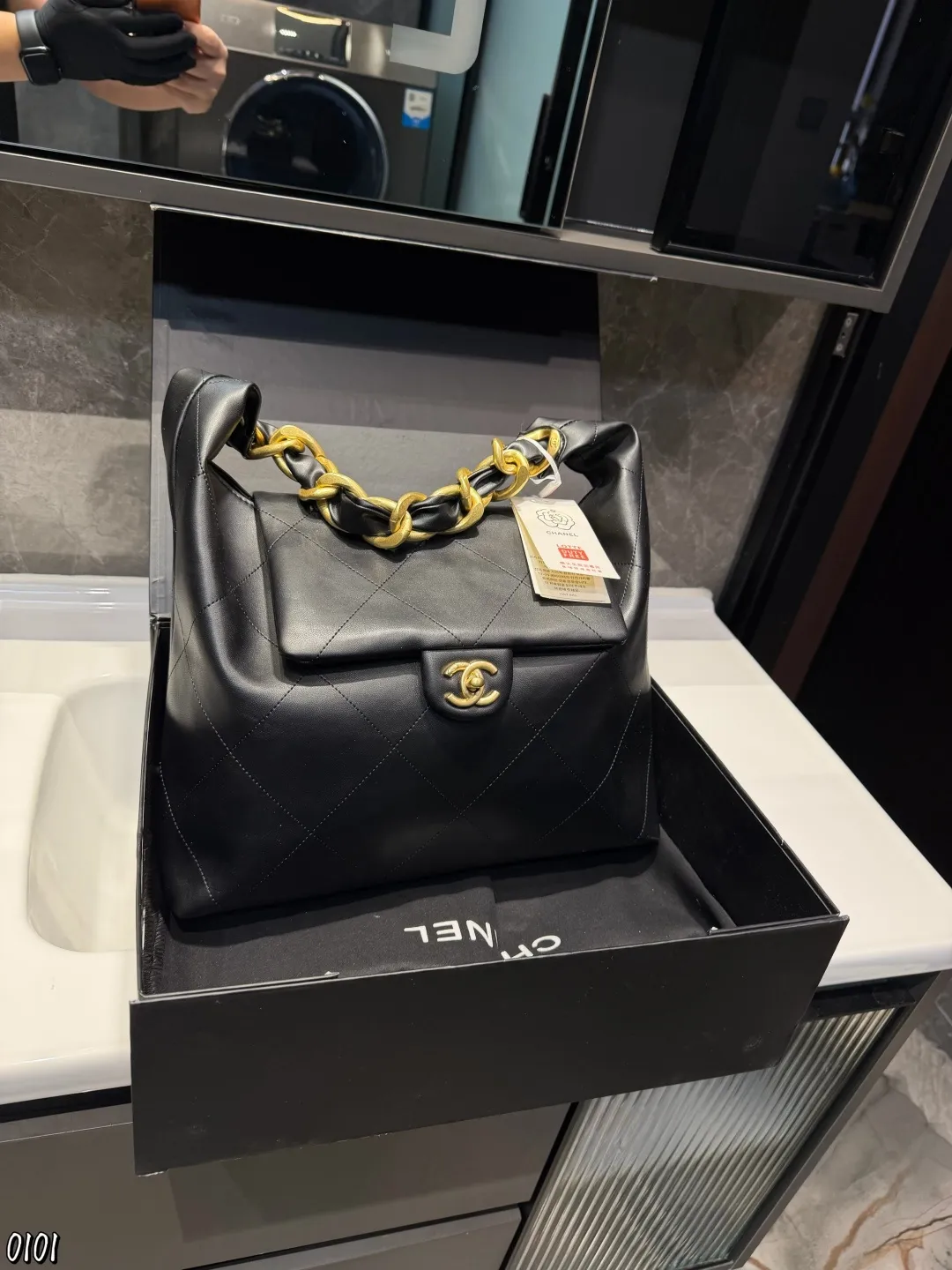 ❤️p165❤️ Chanel 25K Hobo手袋 Chanel 25K Hobo手袋是香奈儿2025秋冬系列新品,亮面小牛皮+经典菱格纹,质感柔软又高级十。粗链条肩带+双C金属扣,细节精致,容量超大,A4纸都能装下,通勤约会都很适合!黑色百搭,秋冬大衣、成熟套装都能轻松驾驭,情懒随性又实用,是本季热门单品之一尺寸35 28cm