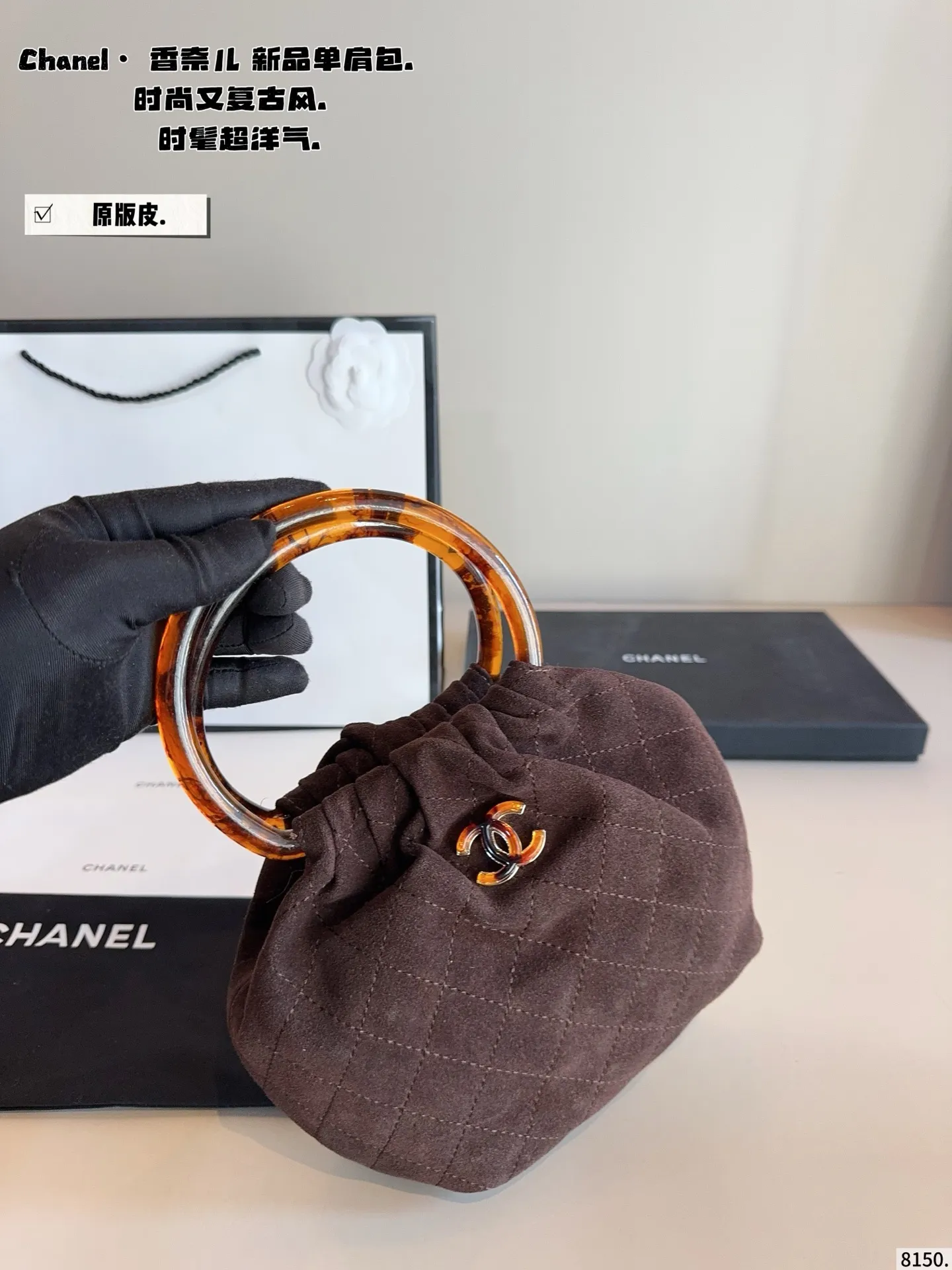 p220.纯皮. chanel香奈儿26c 超精彩的萌物🧉 圆圈小包包好可爱👝 复古玳瑁手柄的设计 透着微微光泽 容易也很客观～手机日用品能放下的哦 材质摸起来触感也很好 超级舒服 推出新系列啦~ 完全是拽姐与甜美的全新组合! 快来寻找属于你的小废包 尺寸：14*8^17cm