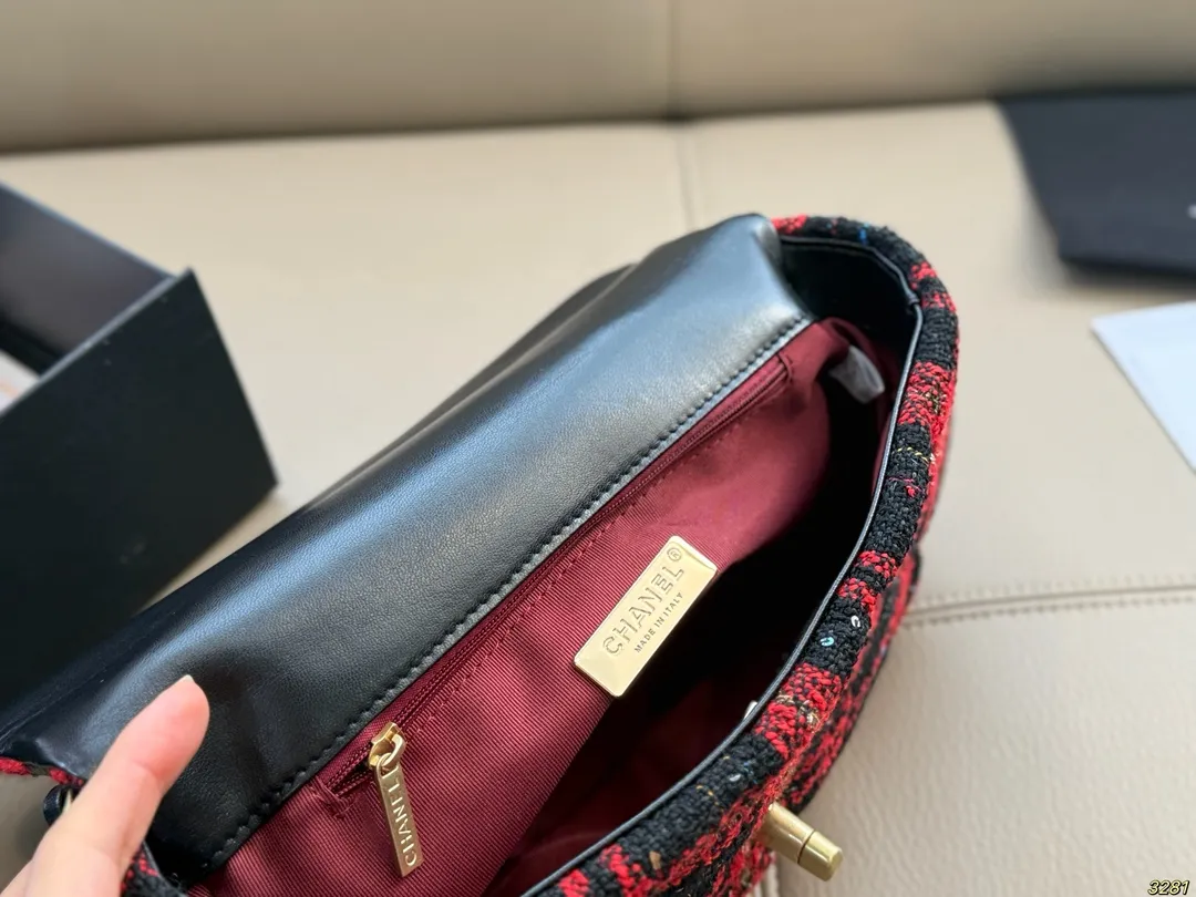 &yen;170折叠盒 香奈儿Chanel19bag 高级感满满 经典中的经典 任何搭配都可轻松驾驭 尺寸：24 16