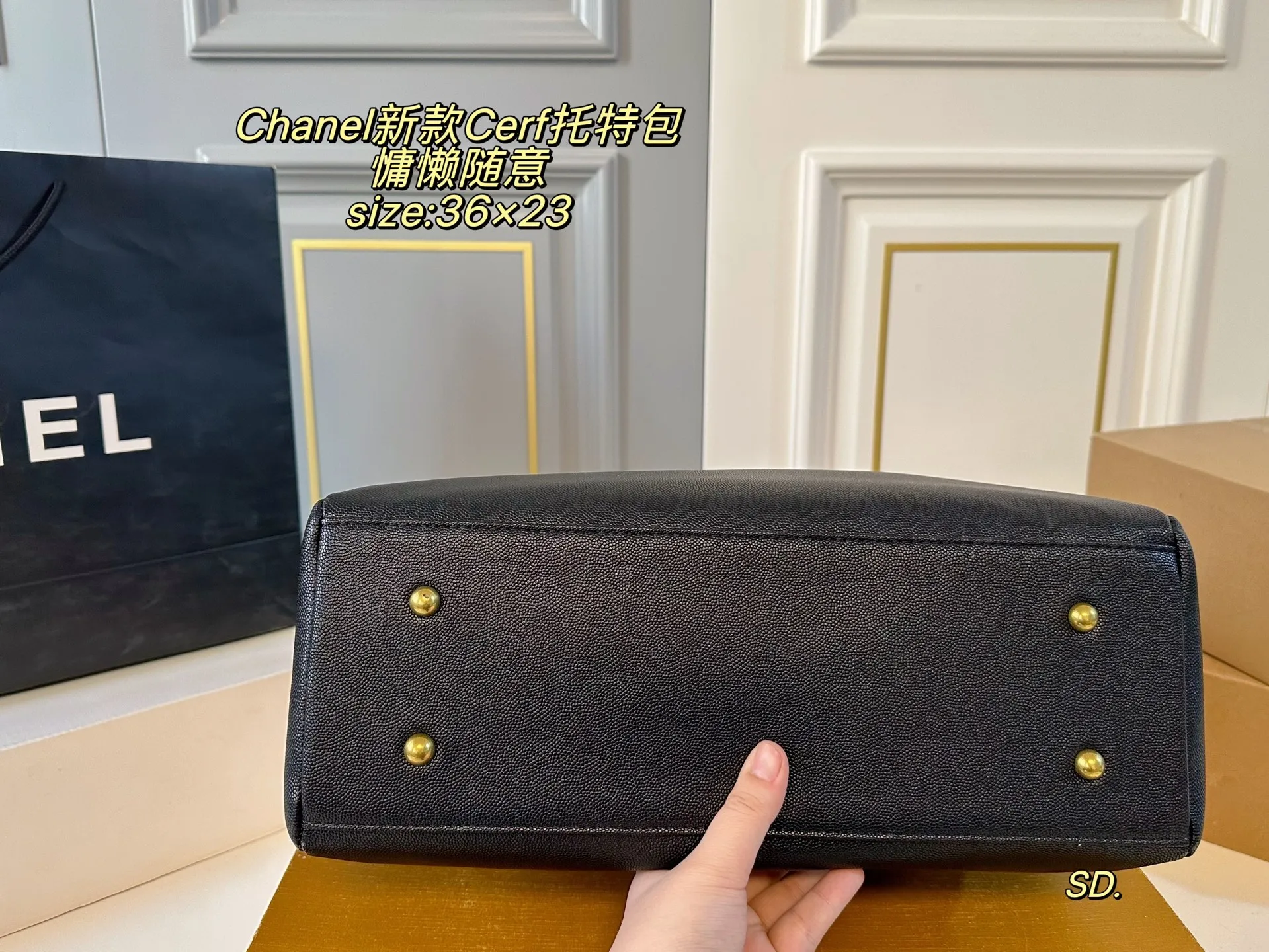 P150（无盒） size：36&times;23 Chanel香奈儿新款Cerf托特包❤️ 简约大方，高级感满满 上身自带氛围感↗️ 温柔慵懒随意感十足✔️ 皮子软软糯糯的质量太好了～ 空间超赞，满足日常出行‼️