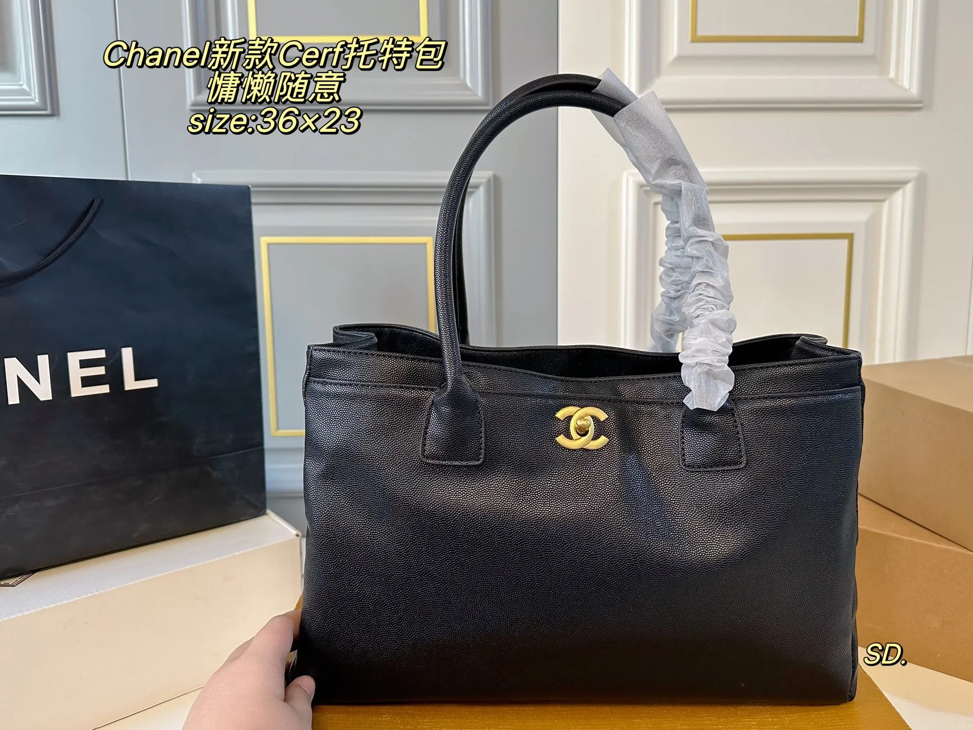 P150(无盒) size:36×23 Chanel香奈儿新款Cerf托特包❤️ 简约大方,高级感满满 上身自带氛围感↗️ 温柔慵懒随意感十足✔️ 皮子软软糯糯的质量太好了~ 空间超赞,满足日常出行‼️