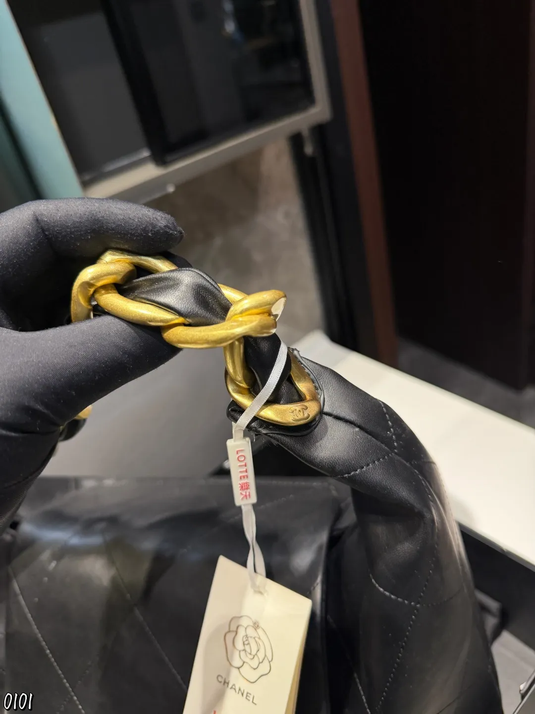 ❤️p165❤️ Chanel 25K Hobo手袋 Chanel 25K Hobo手袋是香奈儿2025秋冬系列新品，亮面小牛皮＋经典菱格纹，质感柔软又高级十。粗链条肩带+双C金属扣，细节精致，容量超大，A4纸都能装下，通勤约会都很适合！黑色百搭，秋冬大衣、成熟套装都能轻松驾驭，情懒随性又实用，是本季热门单品之一尺寸35 28cm